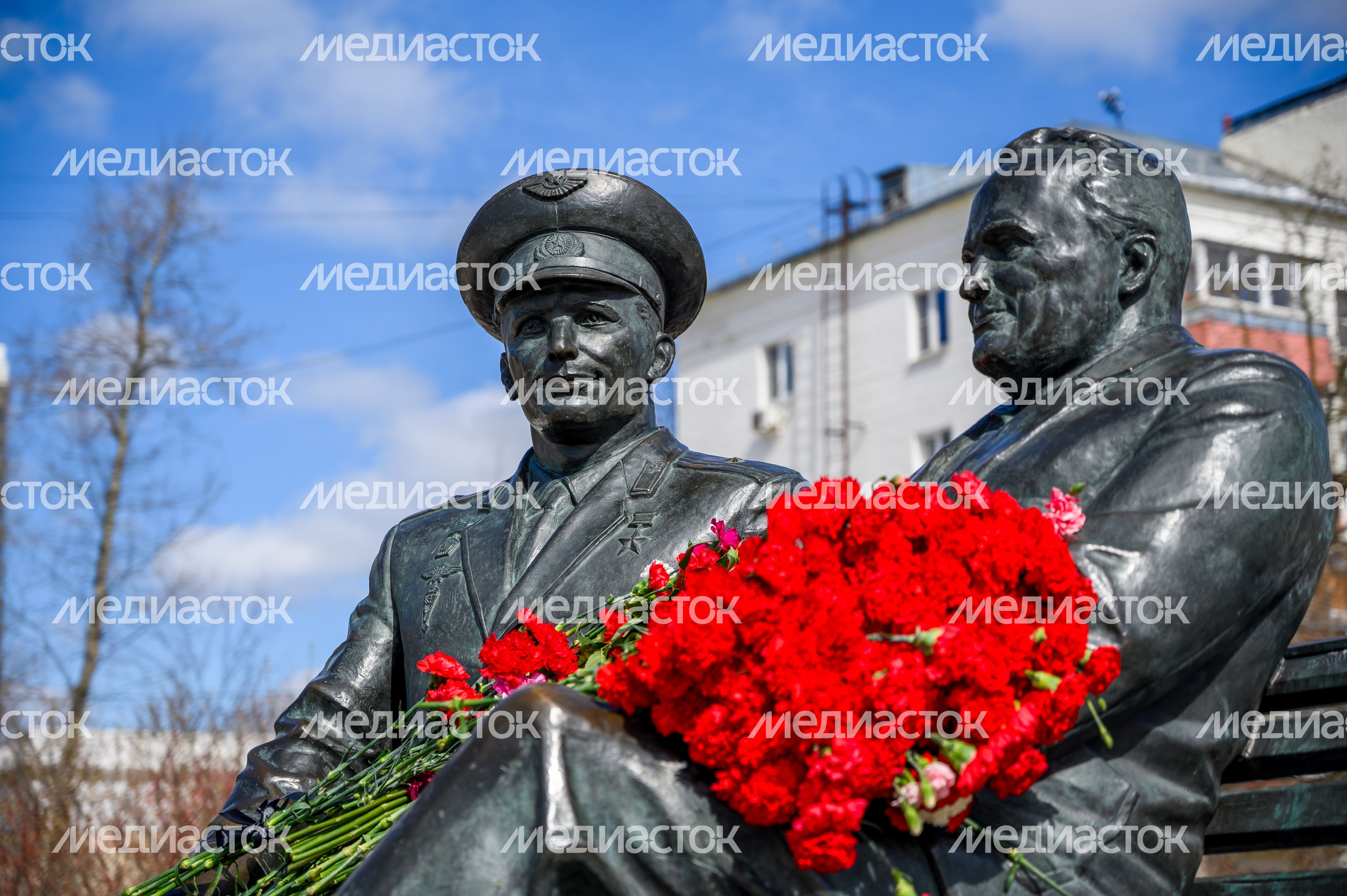 Памятник Сергею Королеву и Юрию Гагарину в Королеве Памятник Сергею Королеву и Юрию Гагарину в Королеве