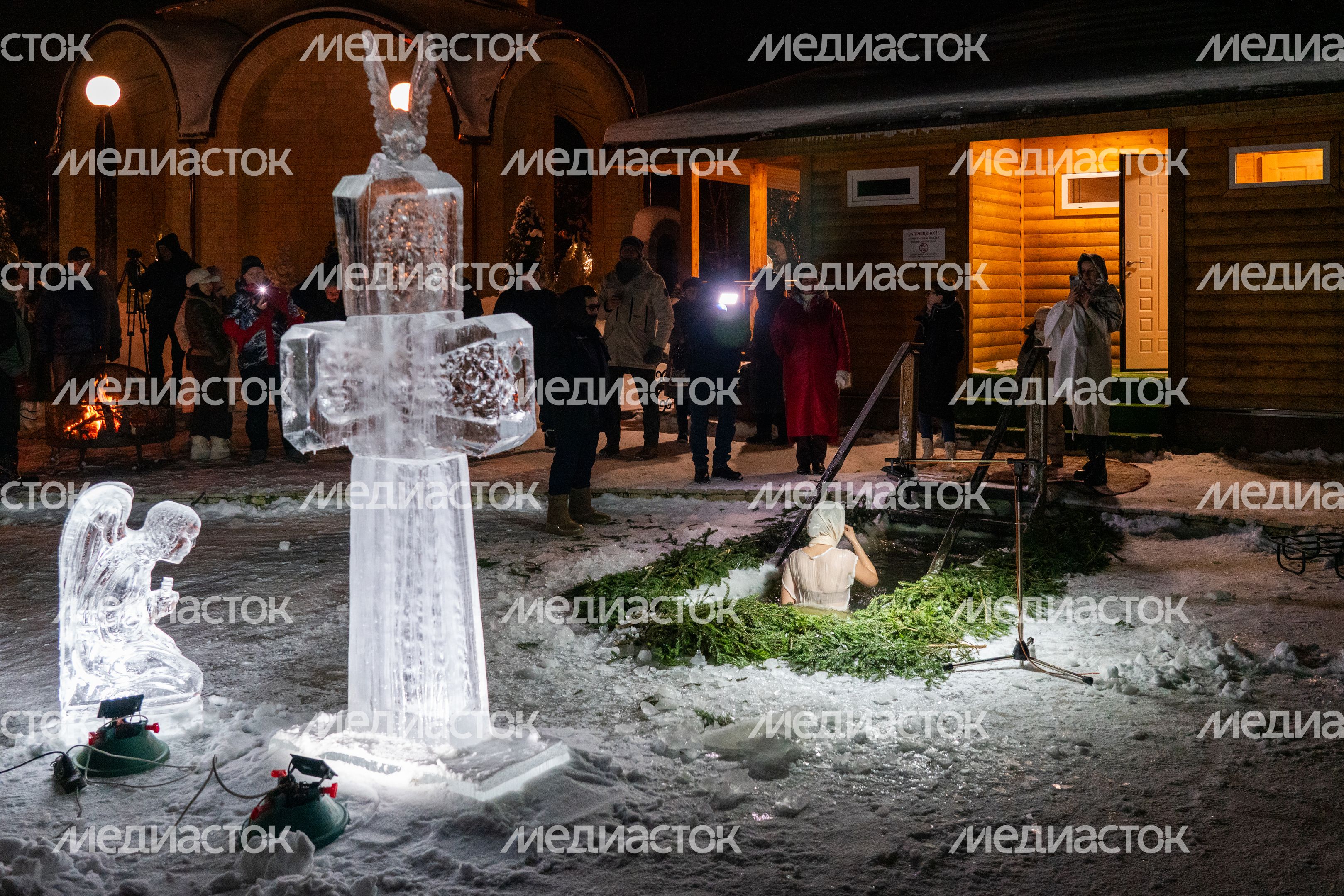 Крещенские купания в Михайло-Архангельском храме деревни Бушарино округа Звенигород Крещенские купания в Михайло-Архангельском храме деревни Бушарино округа Звенигород