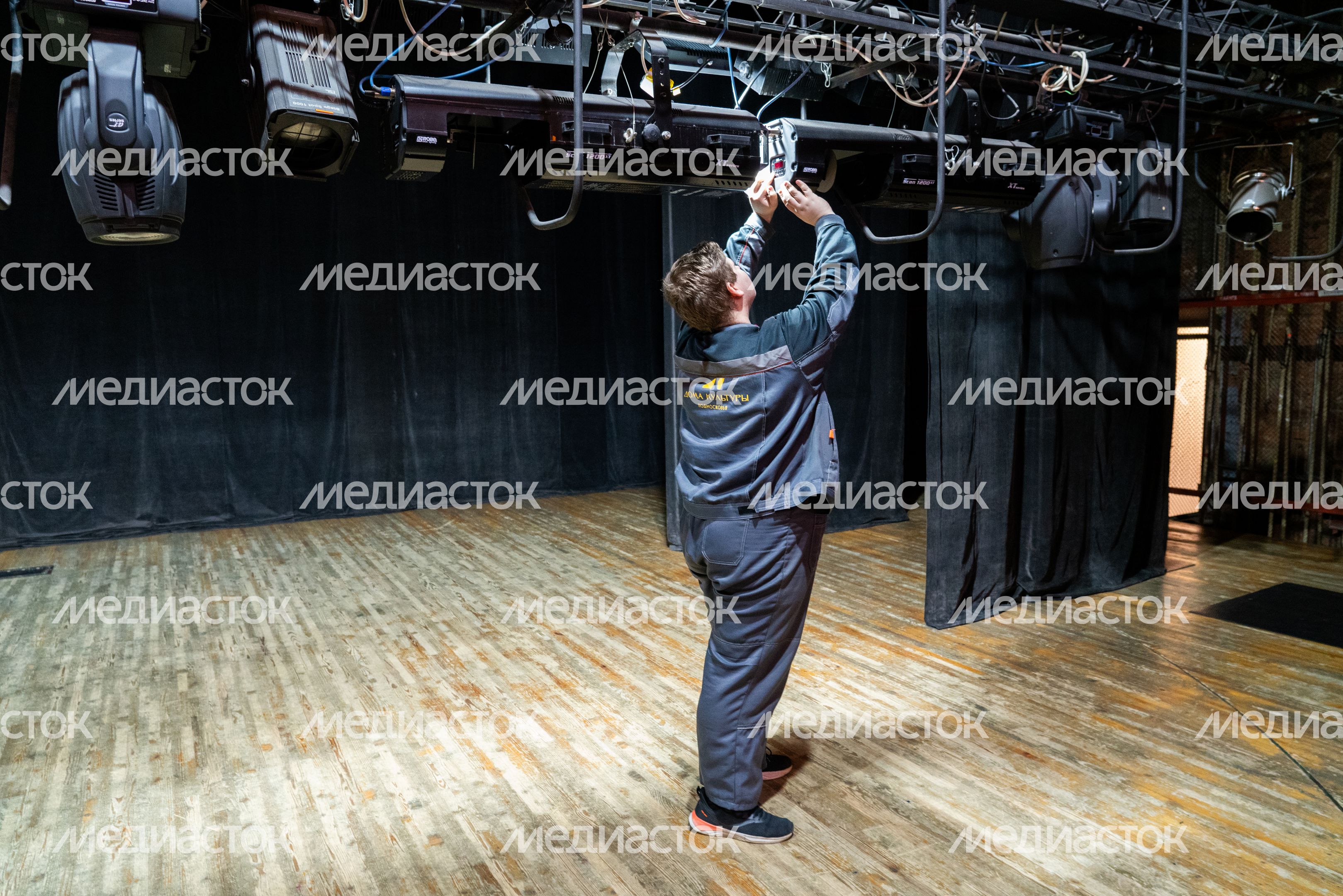 Униформа сотрудников Дворца культуры «Россия» в Серпухове оформлена в цветах проекта «Умный ДК» Униформа сотрудников Дворца культуры «Россия» в Серпухове оформлена в цветах проекта «Умный ДК»