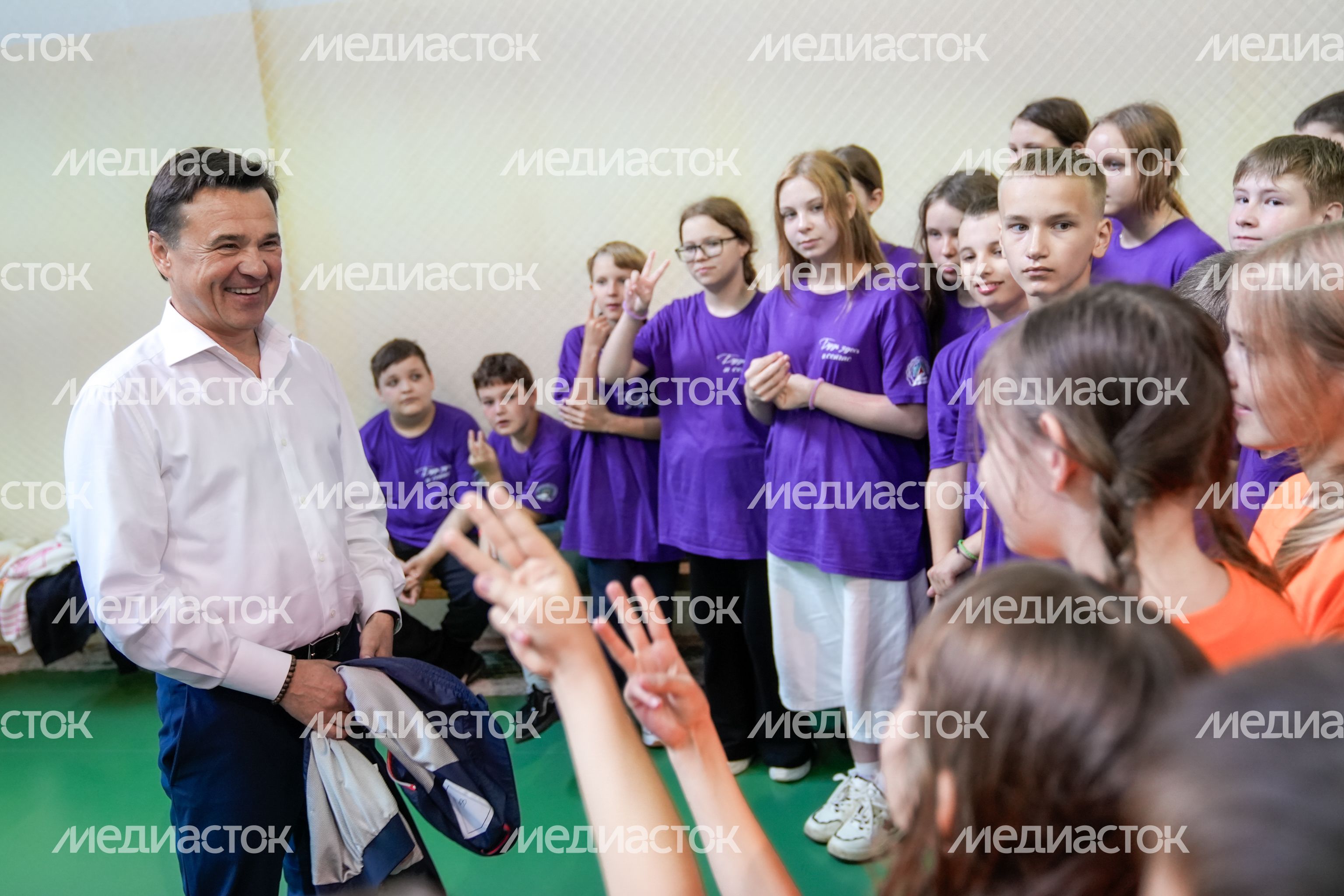 Андрей Воробьев пообщался с детьми участников СВО в подмосковном лагере "Литвиново" Андрей Воробьев пообщался с детьми участников СВО в подмосковном лагере "Литвиново"