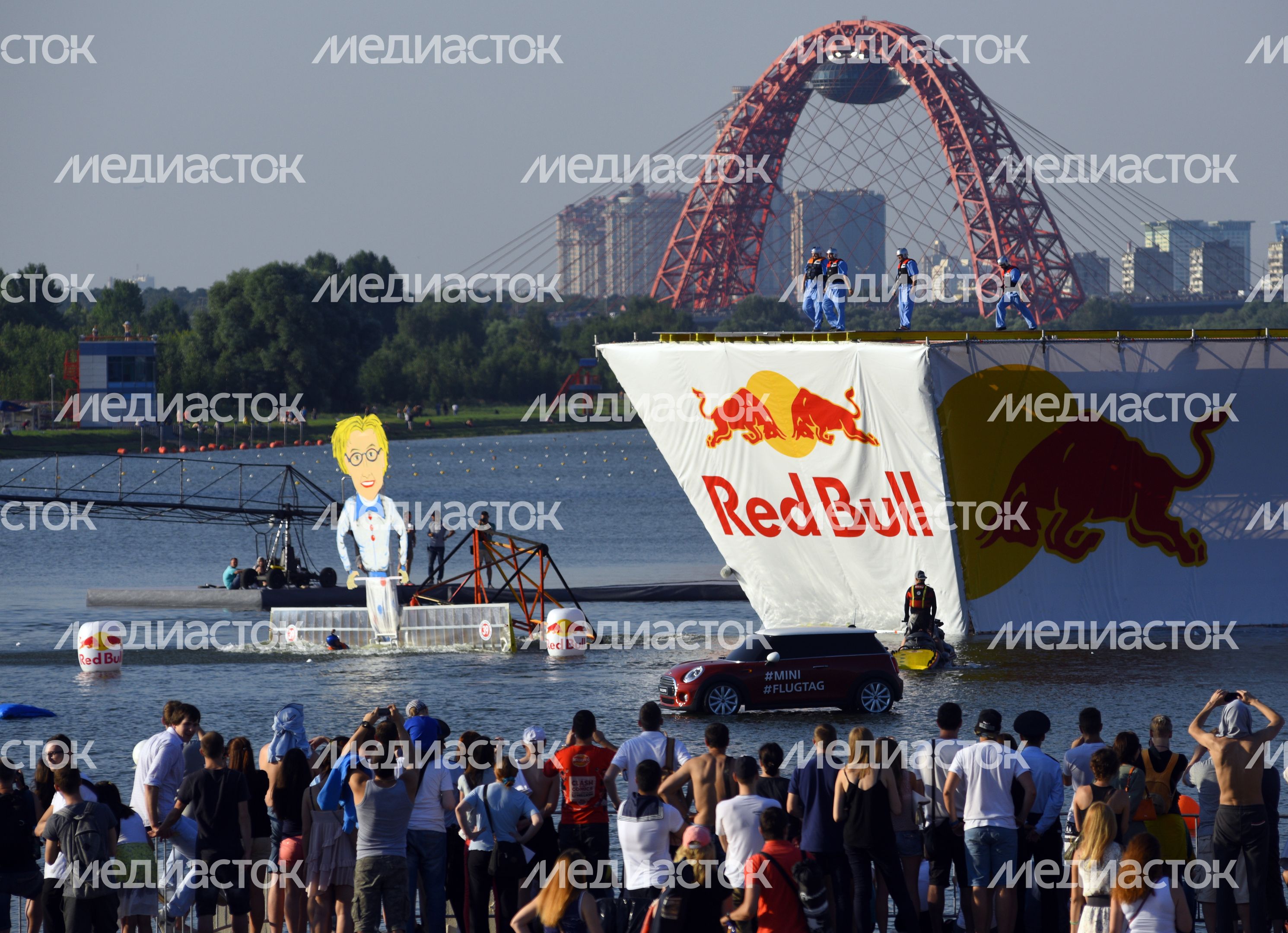 Фестиваль самодельных летательных аппаратов Red Bull Flugtag 2015