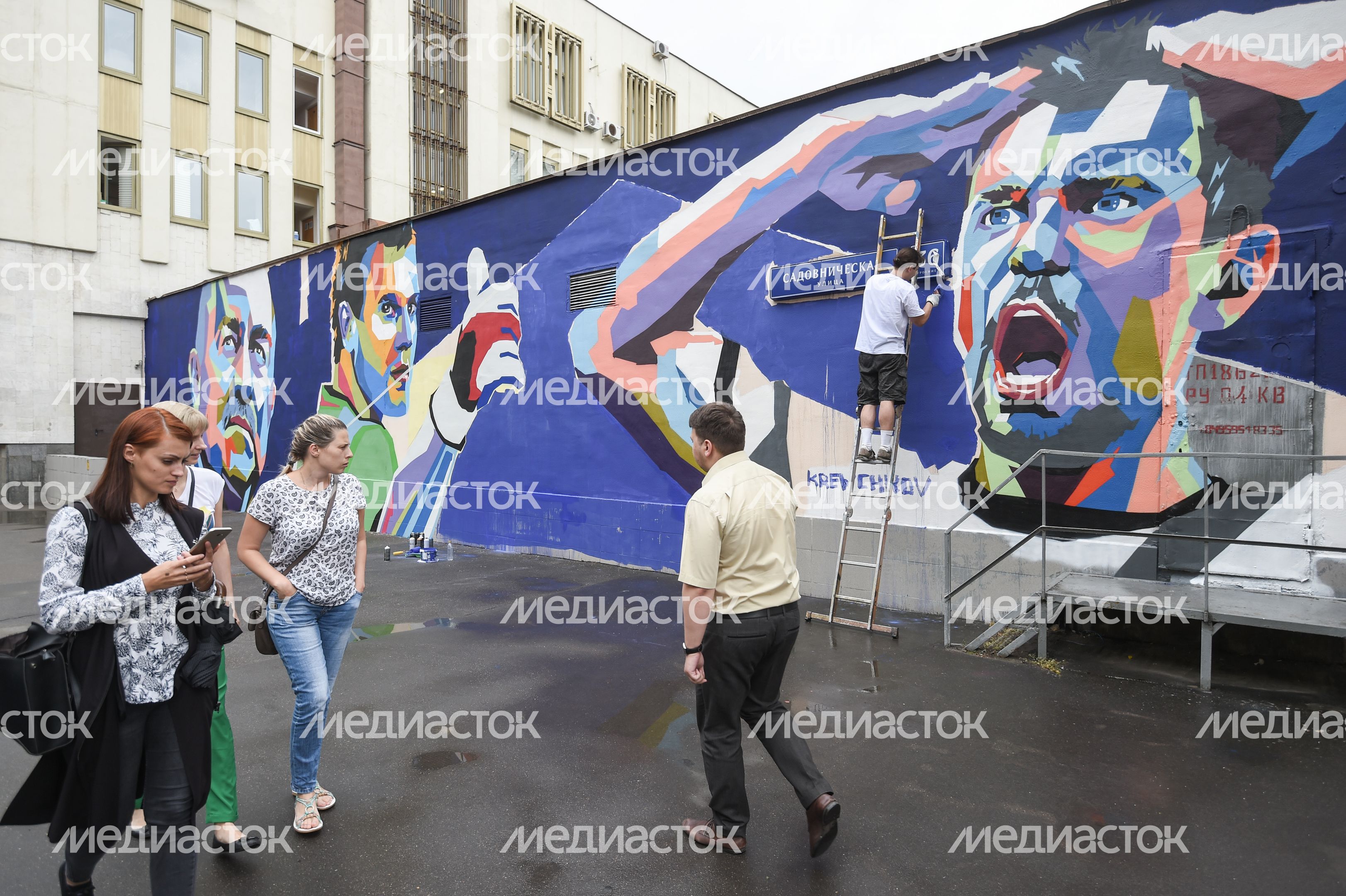 Граффити с изображением тренера, вратаря и нападающего сборной России в Москве
