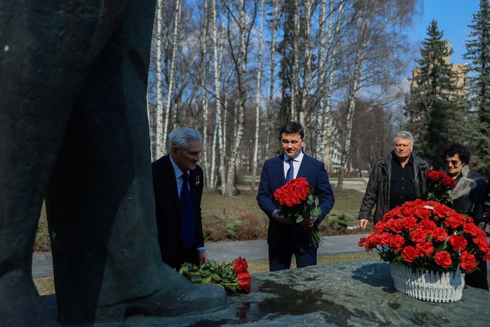 Посещение губернатором космонавта первого отряда