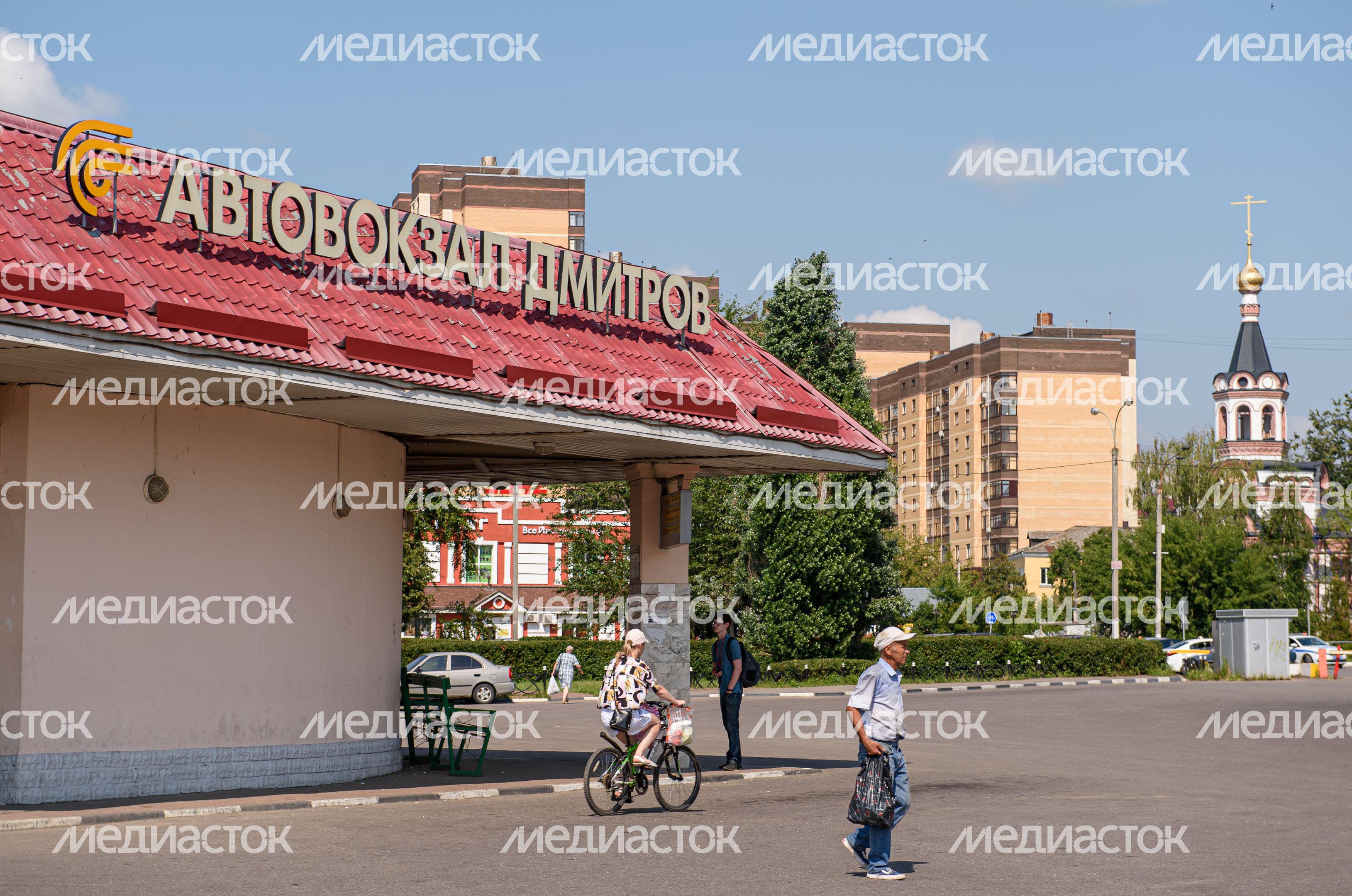 Летние виды автовокзала в городе Дмитров