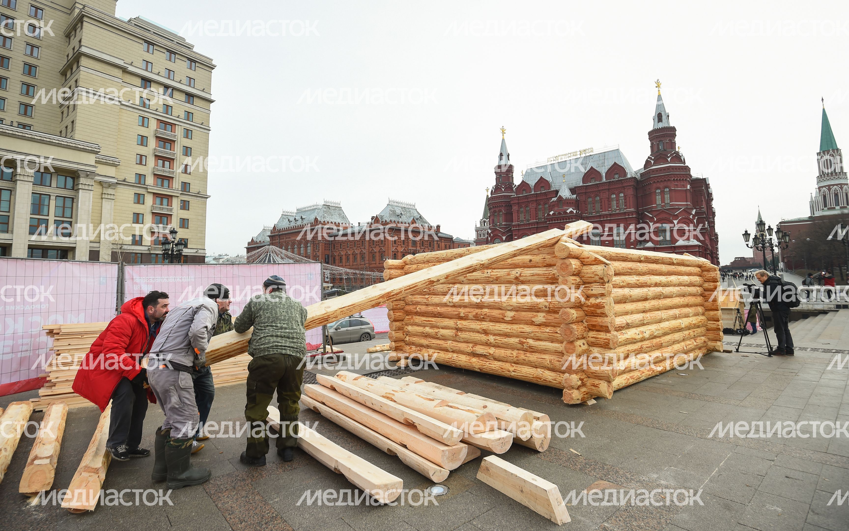 Монтаж инсталляций для фестиваля «Московская Масленица» на Манежной площади Монтаж инсталляций для фестиваля «Московская Масленица» на Манежной площади