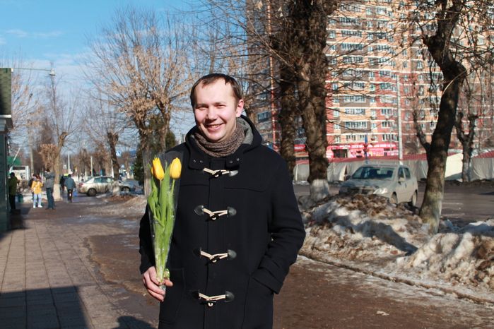 Мужчина с букетом тюльпанов в Лосино-Петровском