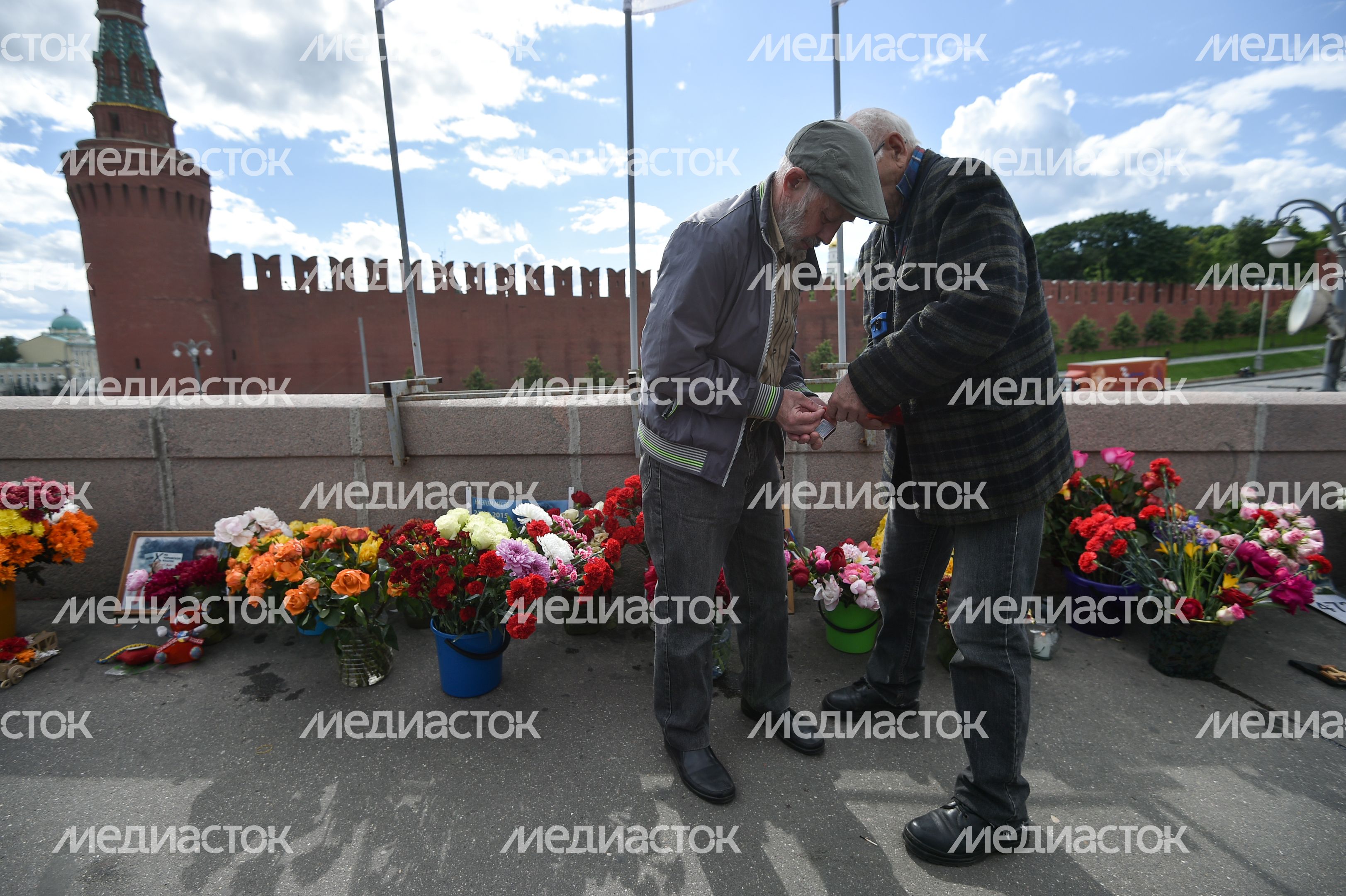 Возложение цветов к месту убийства Бориса Немцова в Москве Возложение цветов к месту убийства Бориса Немцова в Москве