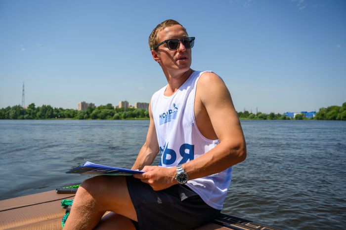 Судья на чемпионате Московской области по серфингу на Пироговском водохранилище в Долгопрудном