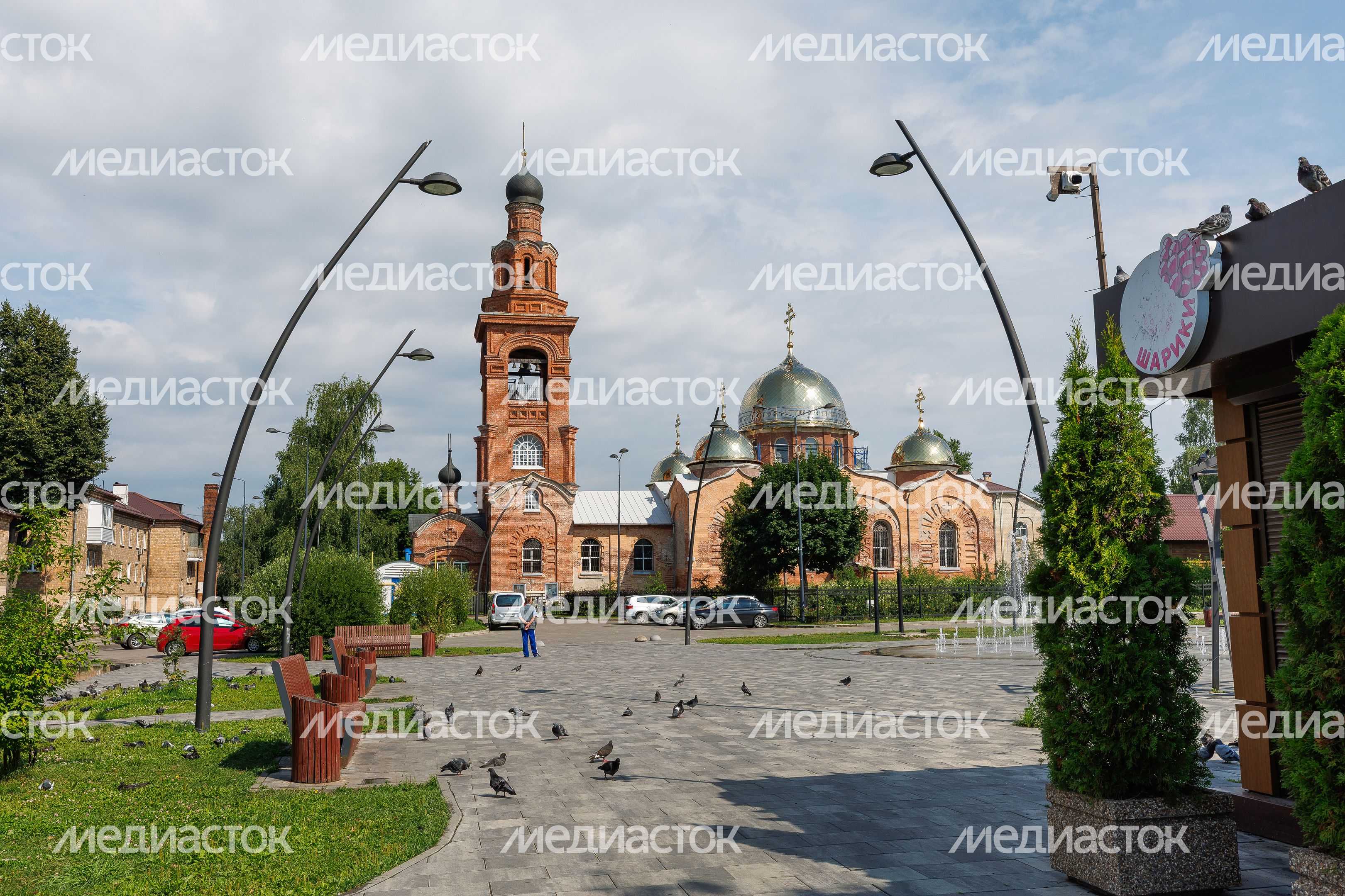 Площадь перед храмом Святой Троицы в Электроуглях Богородского округа Площадь перед храмом Святой Троицы в Электроуглях Богородского округа