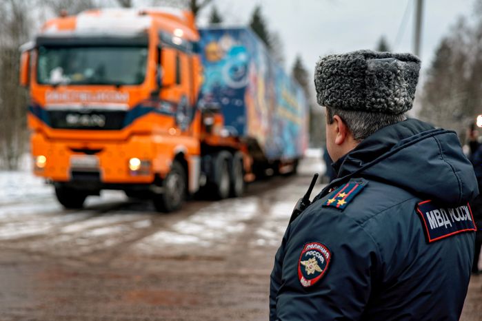 Автопоезд Деда Мороза везет в Москву главную елку страны