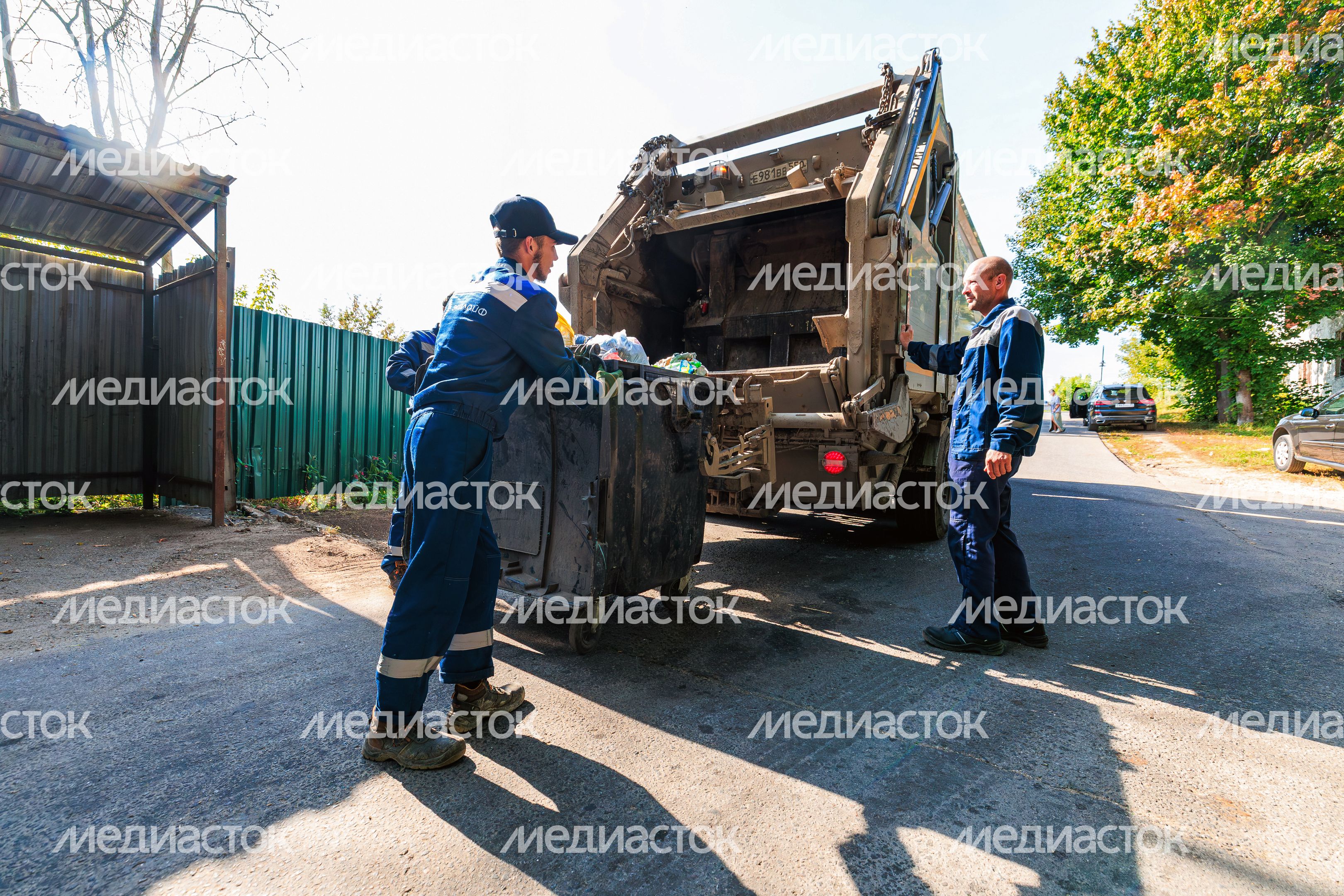 Работа мусоровоза при вывозе ТКО в Рузском округе Работа мусоровоза при вывозе ТКО в Рузском округе