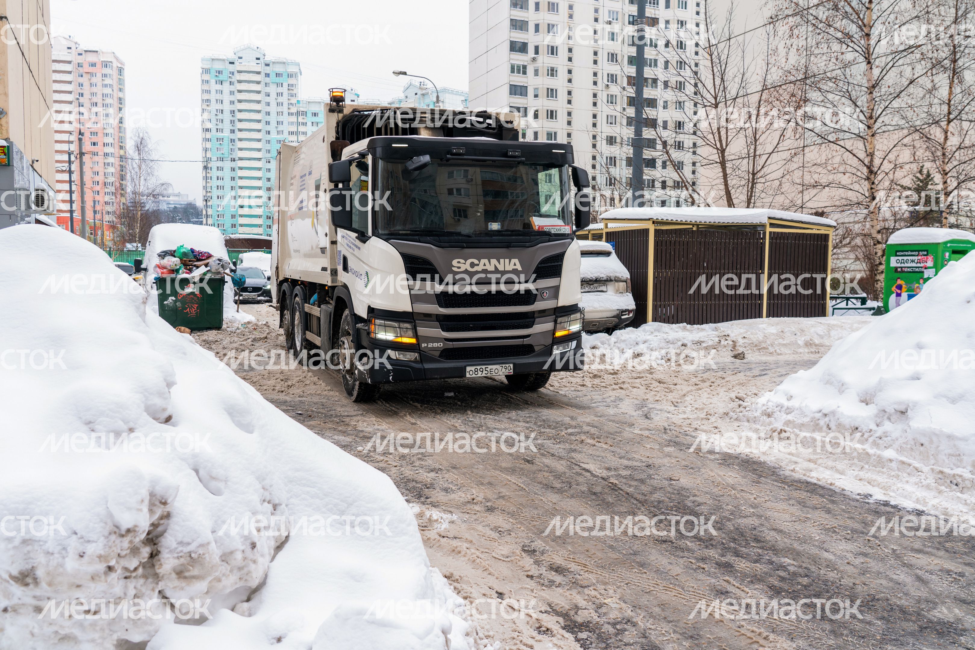 Работа мусоровозов зимой в Красногорске
