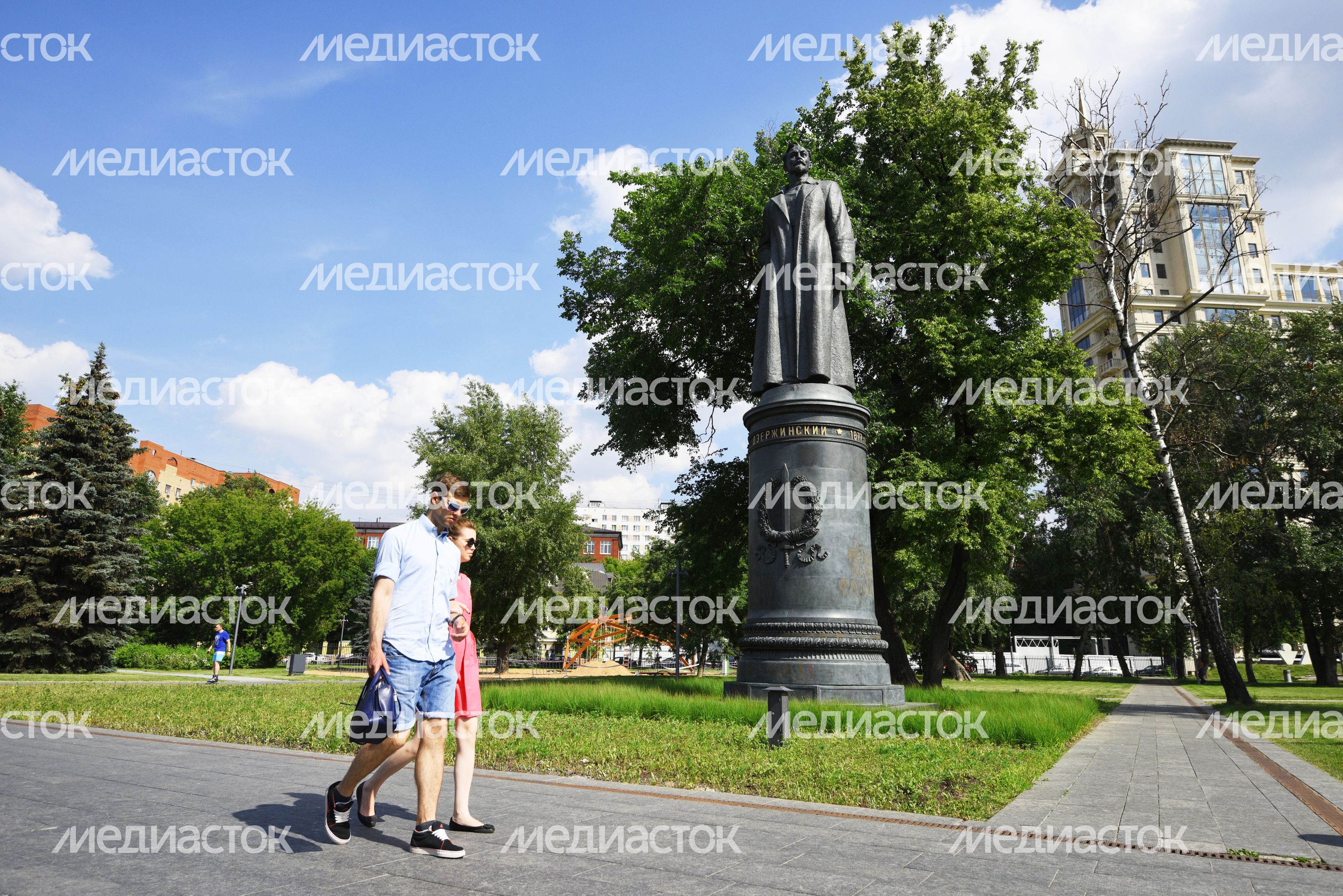 Памятник Феликсу Дзержинскому в парке Музеон в Москве Памятник Феликсу Дзержинскому в парке Музеон в Москве
