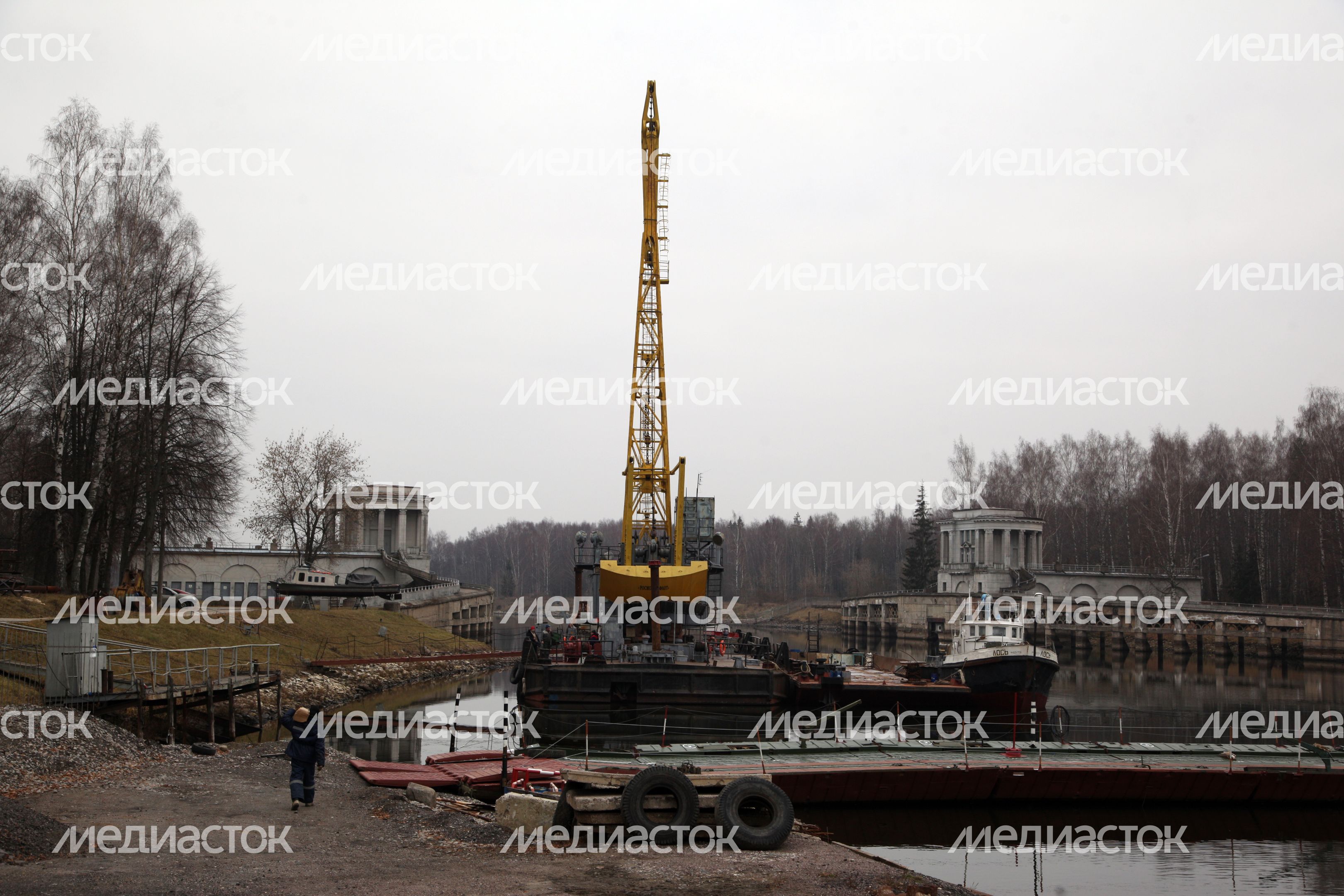 Установка понтонного моста в Дубне Установка понтонного моста в Дубне