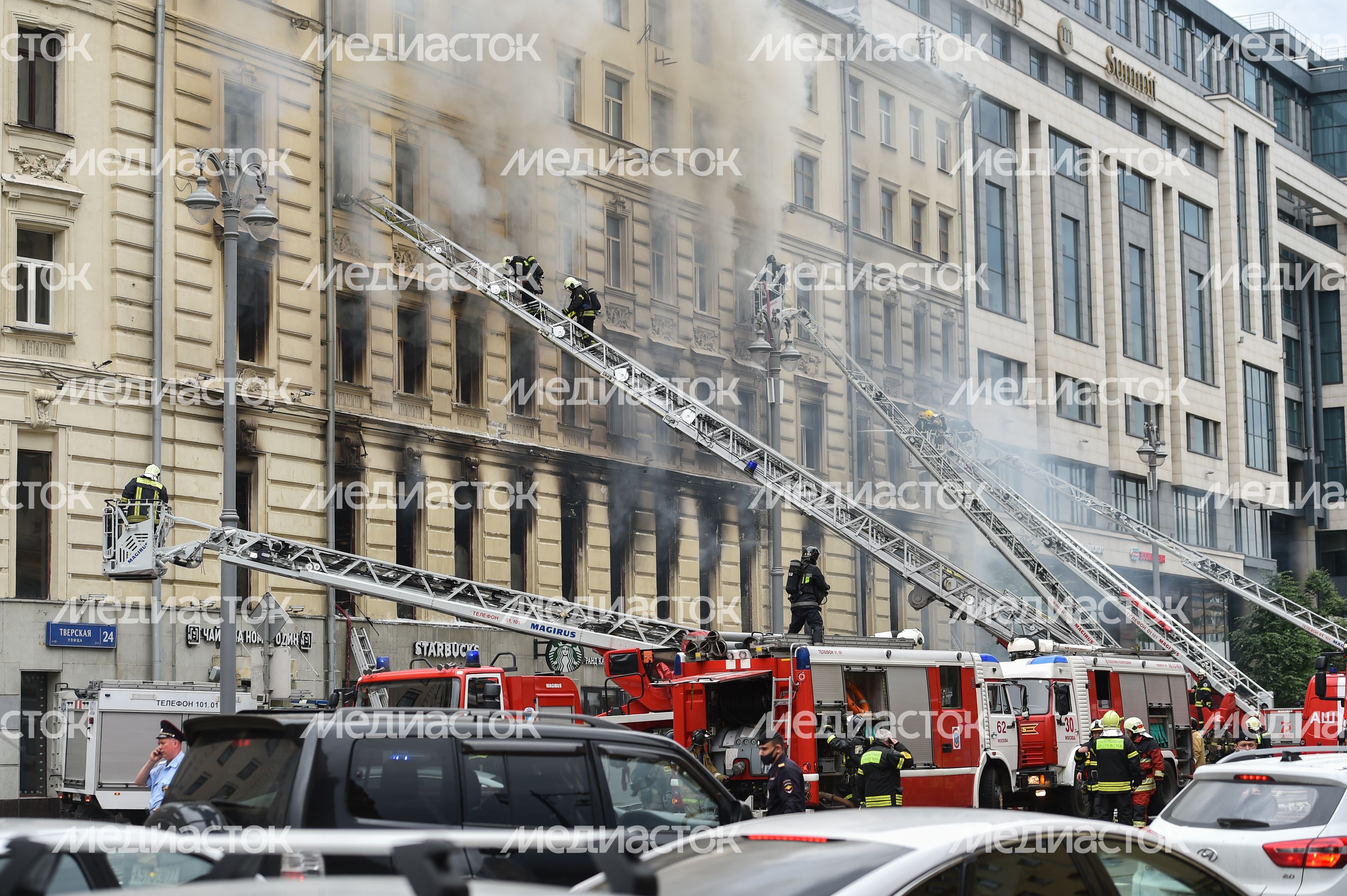 Пожар в реставрируемом здании на Тверской улице в Москве