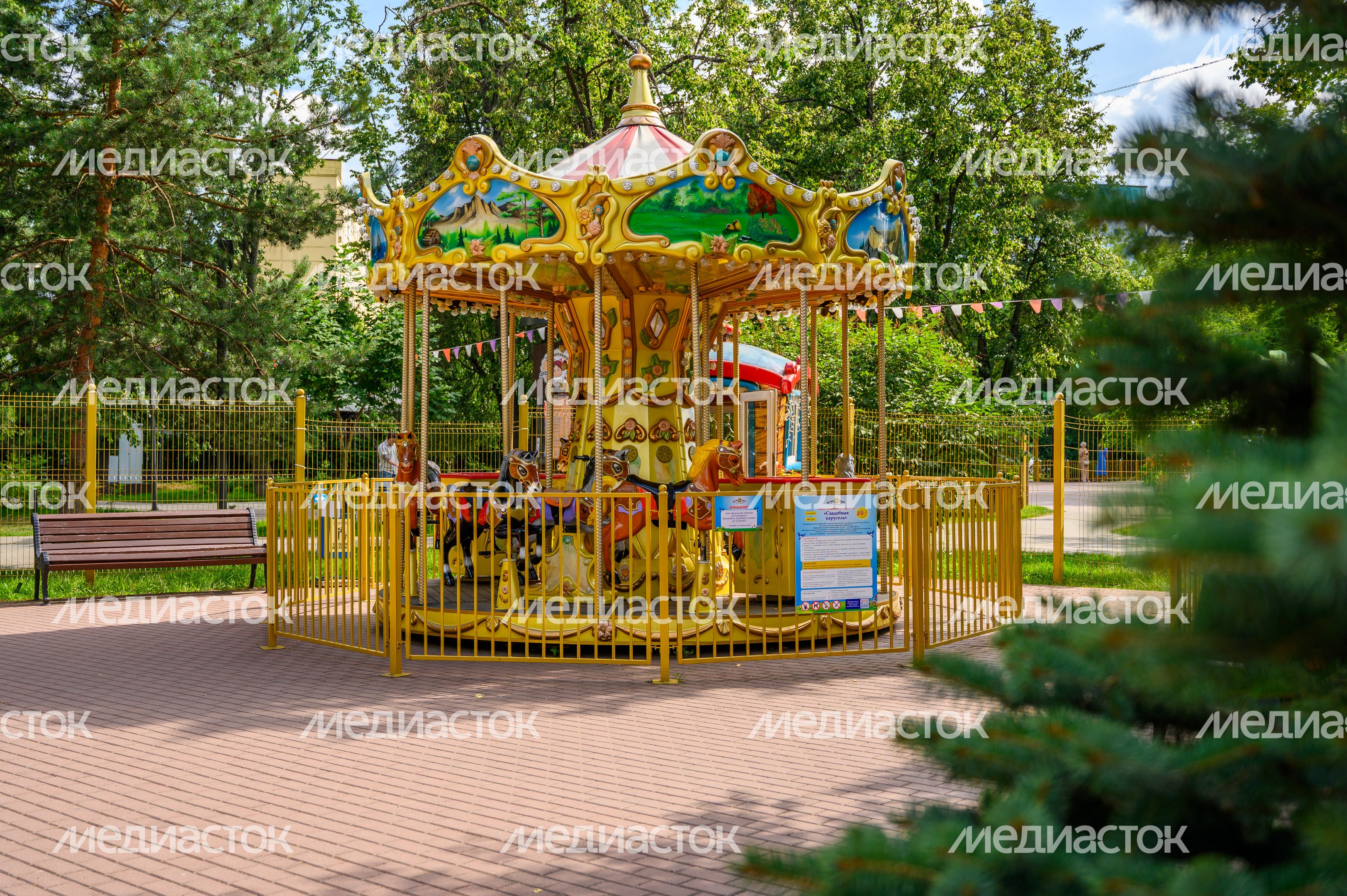 Аттракционы летом в Наташинском парке Люберец