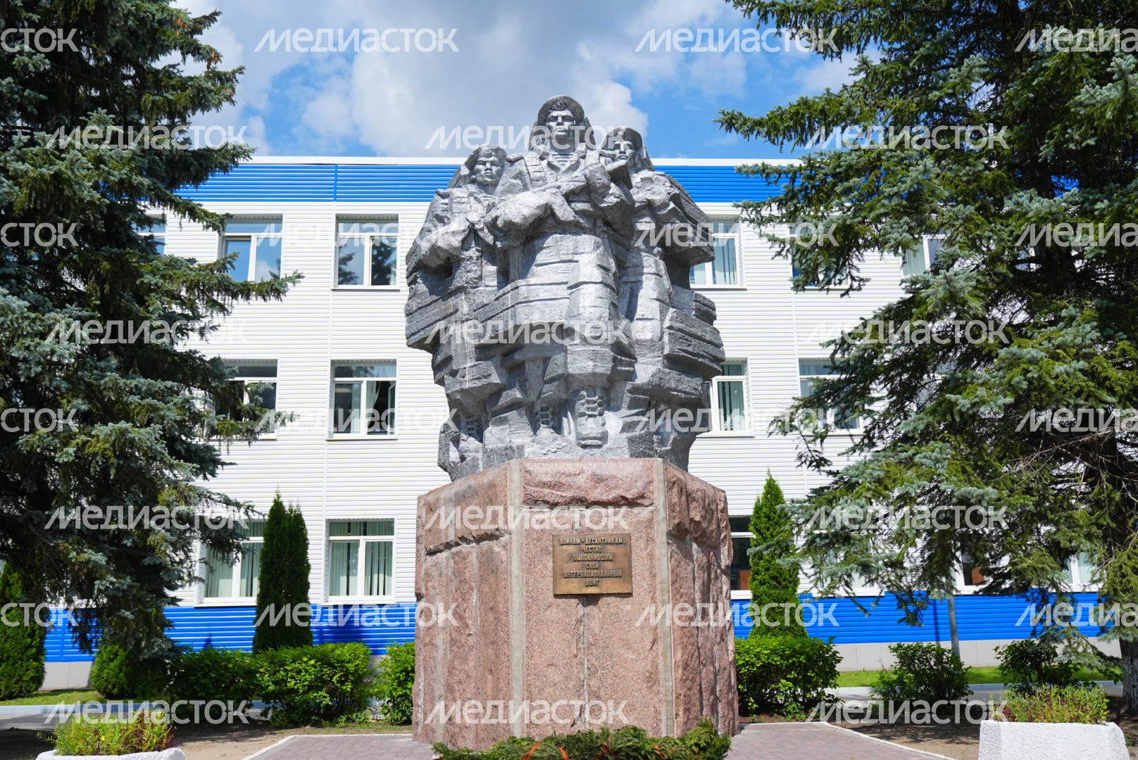 Поздравление военнослужащих с Днем ВДВ в Медвежьих Озерах Губернатором Подмосковья