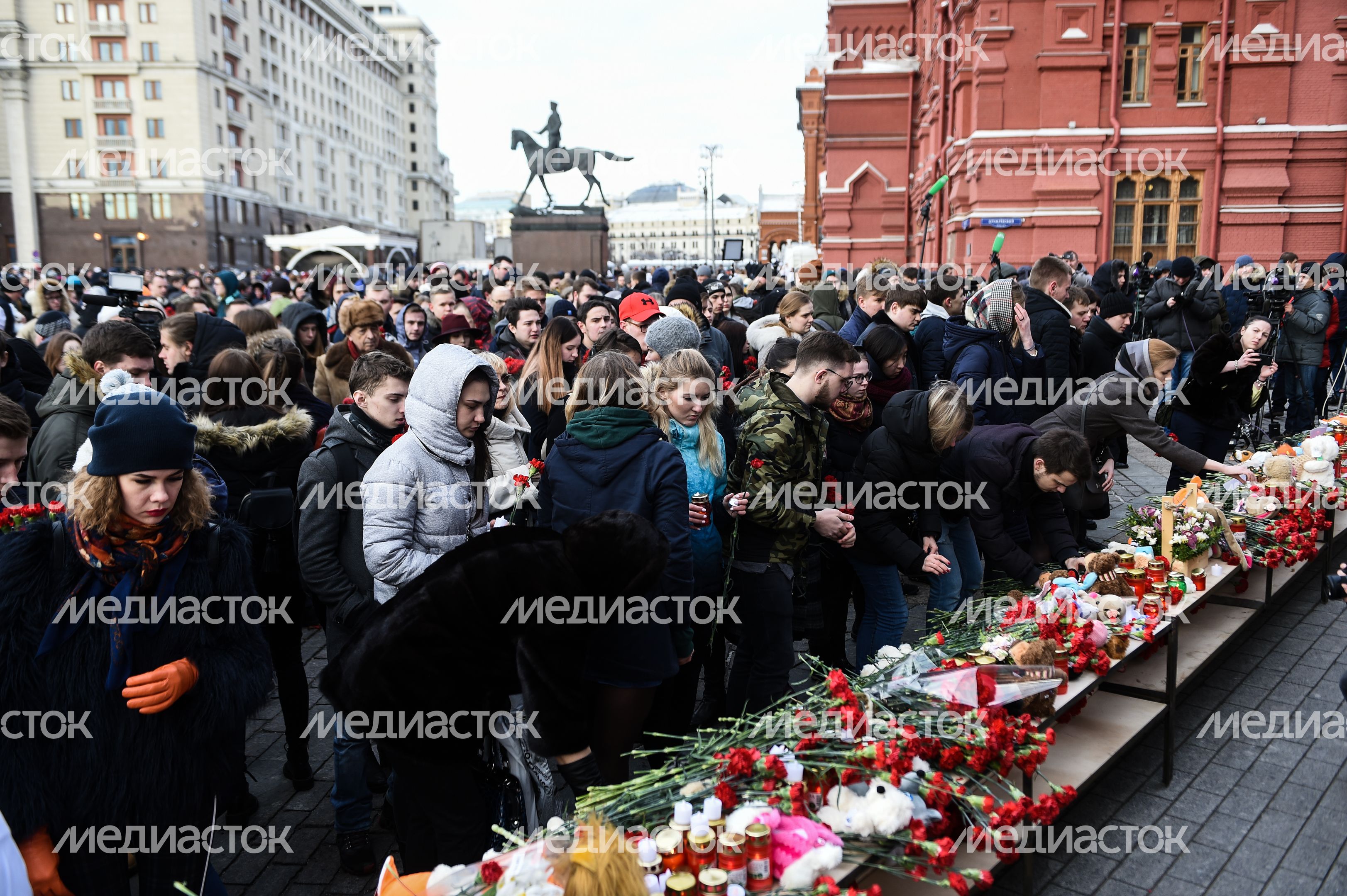 Акция в память о погибших в Кемерове на Манежной площади в Москве