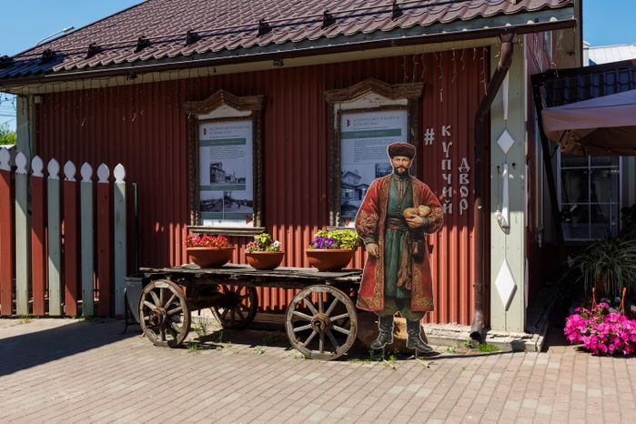 Летние виды улицы Московской со старинными домами в Звенигороде