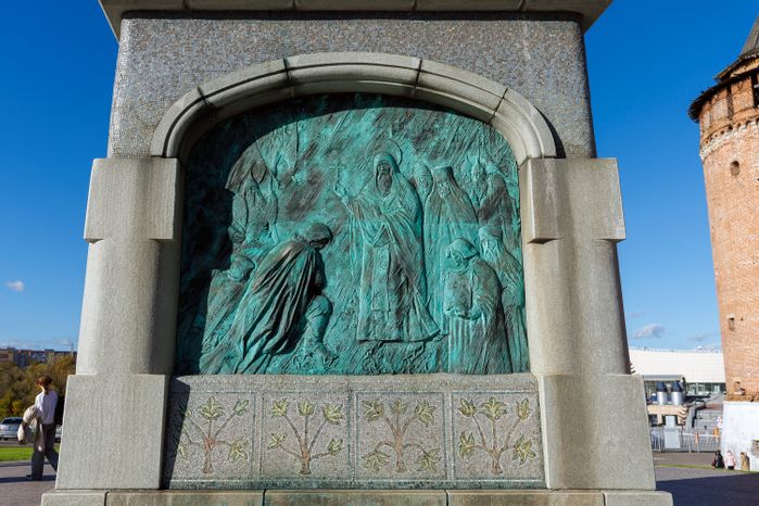 Памятник Юрию Долгорукому у стен Коломенского кремля