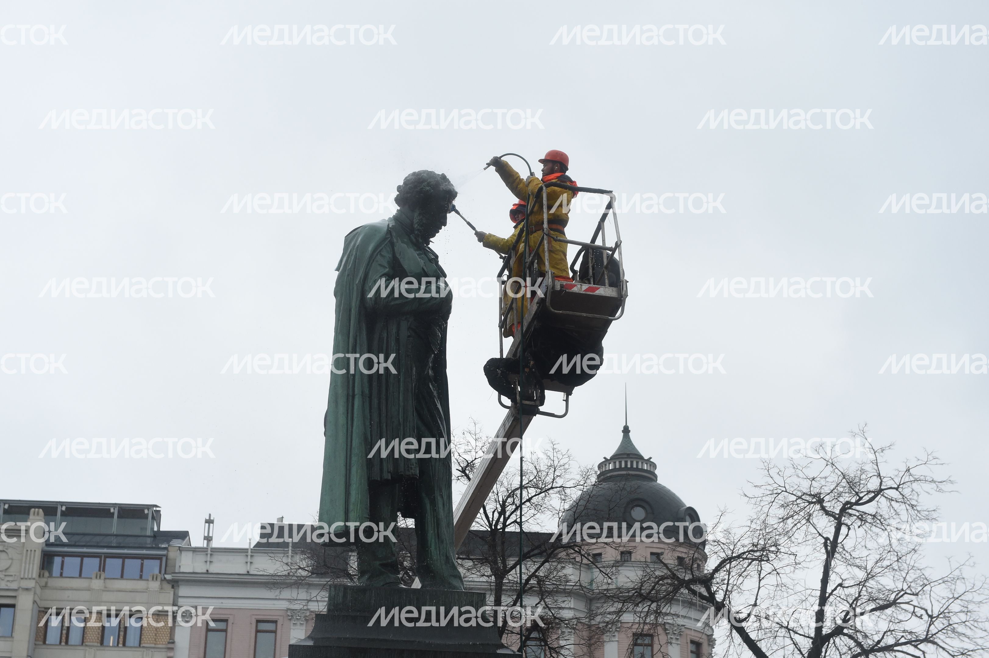 Памятник Пушкину помыли после зимы