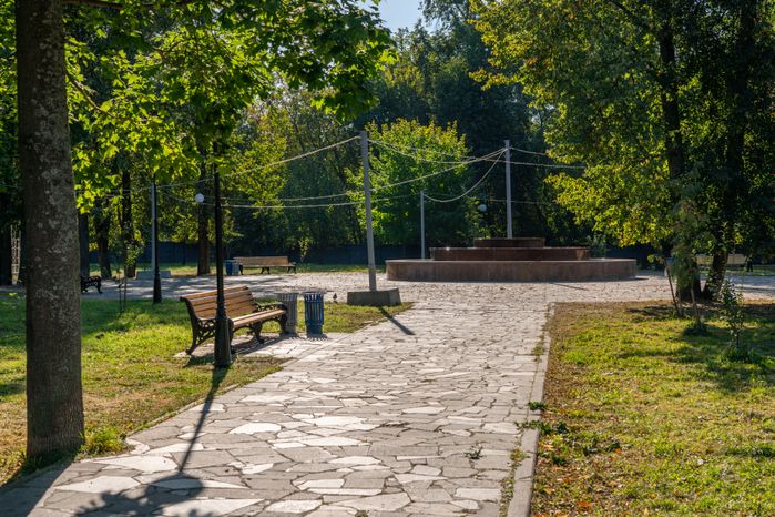 Благоустроенная набережная в Юсуповском сквере города Долгопрудный