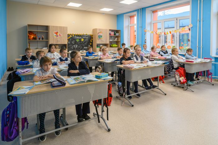 Ученики сидят за партой в классе средней школы №28 в поселке Коренево округа Люберцы после капитального ремонта