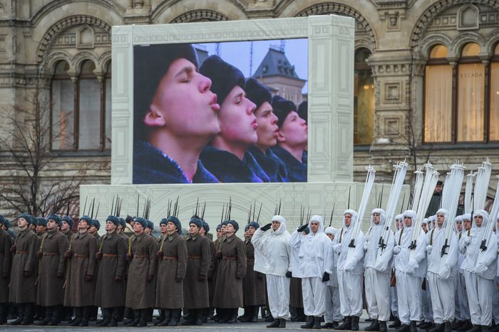 Торжественный марш в честь парада 1941 года на Красной площади в Москве