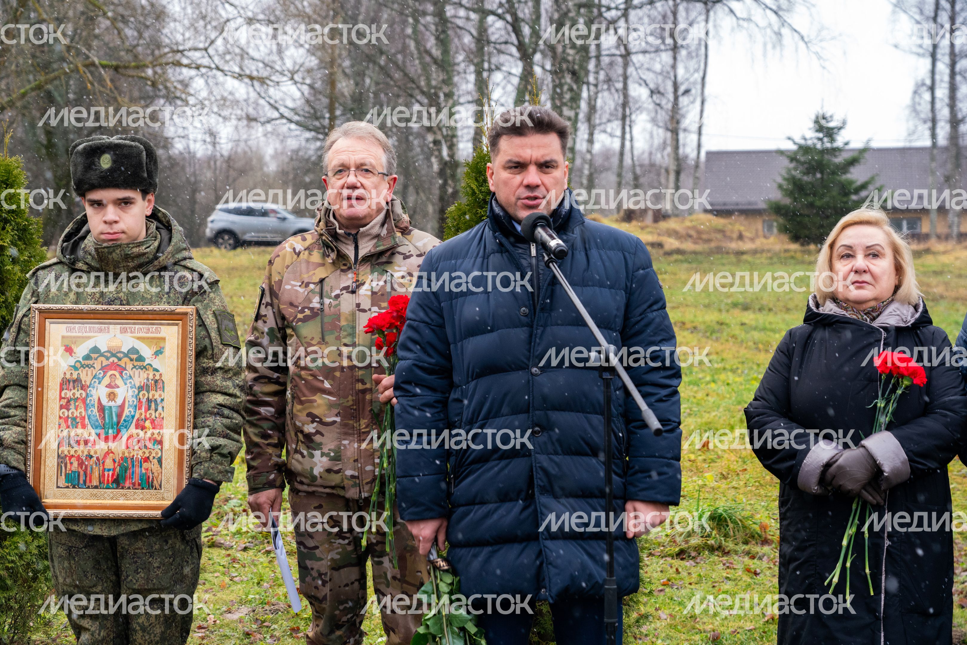 Глава Можайского округа Денис Мордвинцев на возложении цветов к могиле Неизвестного солдата на Бородинском поле