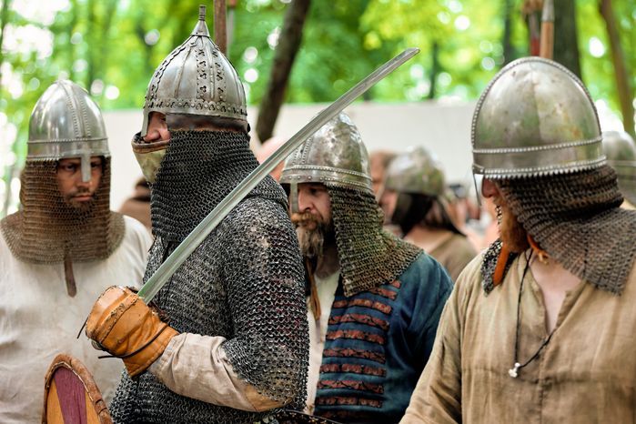 Показательный бой рыцарей на Фестивале исторической реконструкции «Наследие предков-2026» в Раменском парке