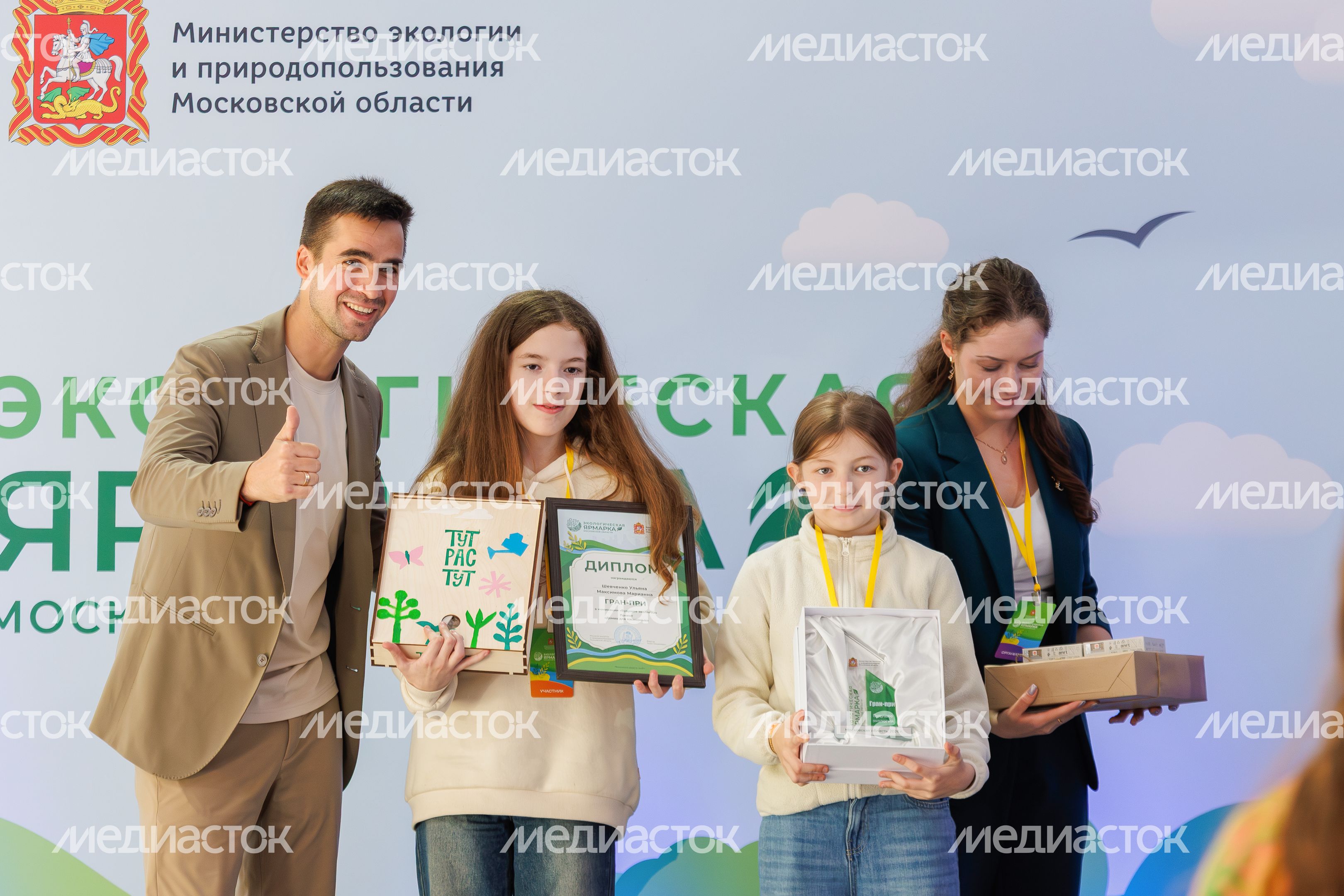 Ульяна Шевченко и Марианна Максимова получили Гран-при Ярмарки экологических проектов за проект «Домик для насекомых» Ульяна Шевченко и Марианна Максимова получили Гран-при Ярмарки экологических проектов за проект «Домик для насекомых»