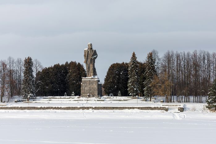 Памятник В.И. Ленину на набережной канала имени Москвы в городе Дубна зимой