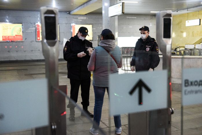 Проверка электронных пропусков в московском метро