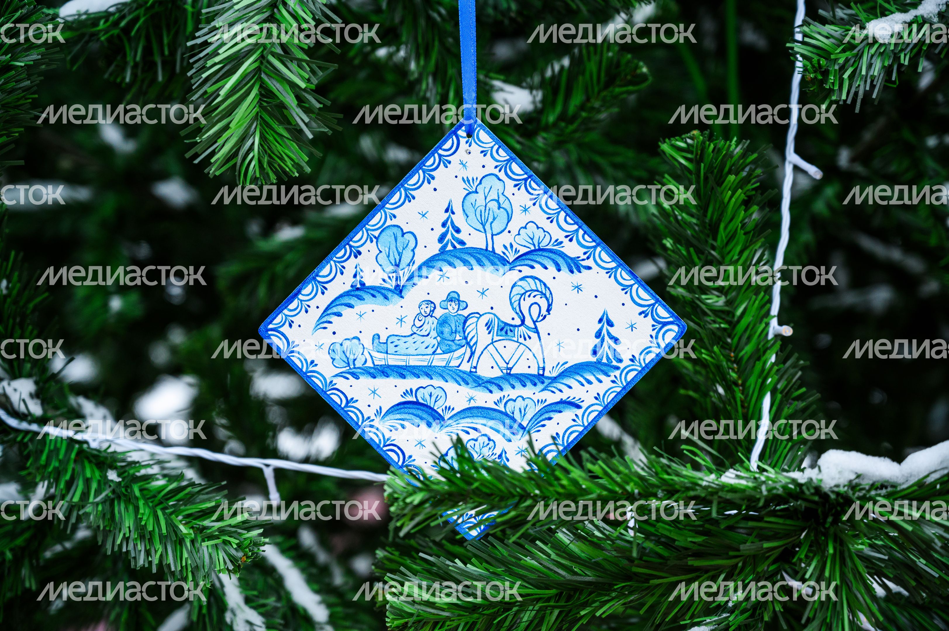 Игрушки на елке в Раменском городском парке в новогодние праздники Игрушки на елке в Раменском городском парке в новогодние праздники