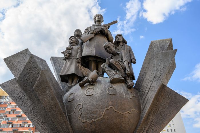 Памятник детям военных лет в поселке Свердловский округа Лосино-Петровский