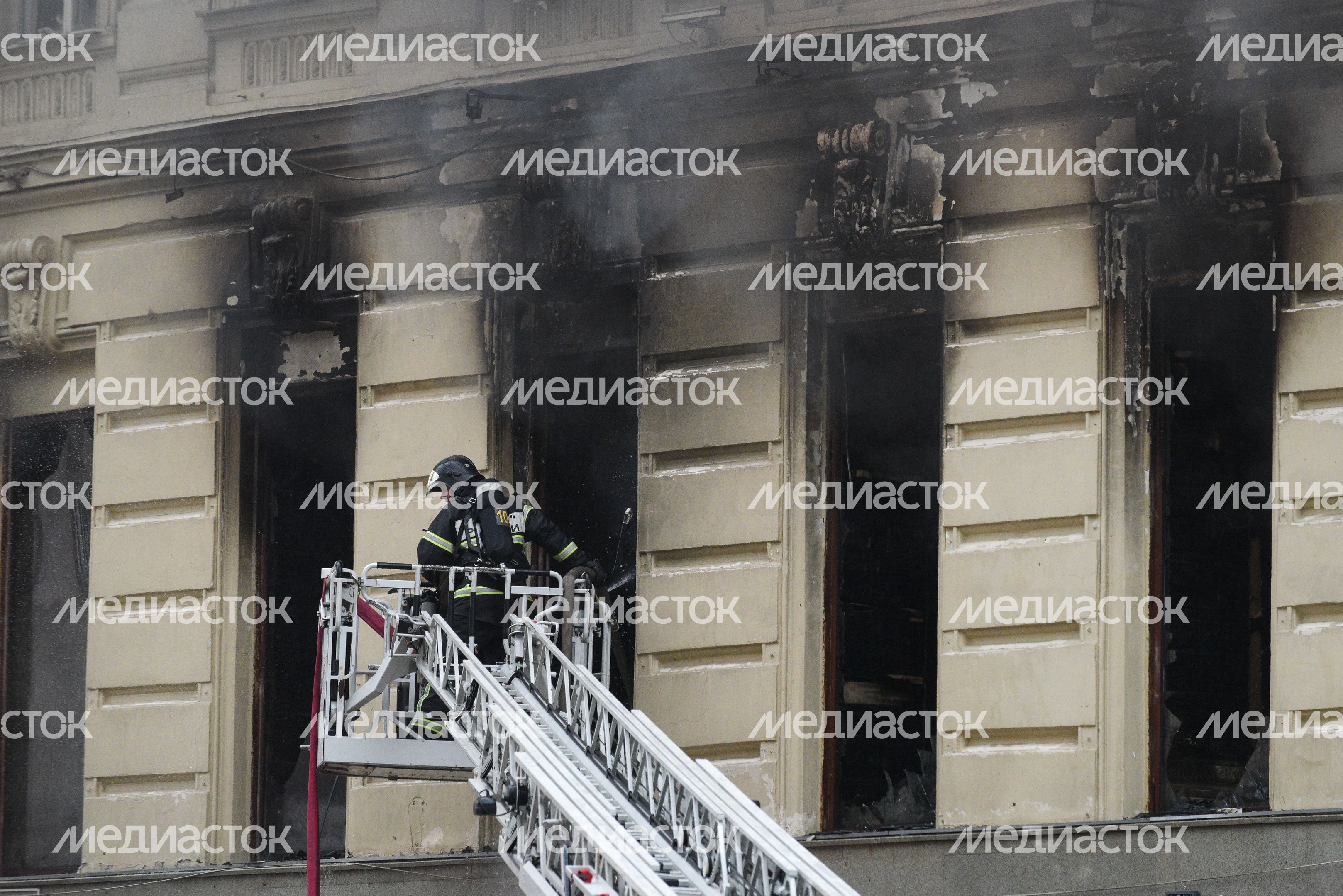 Пожар в реставрируемом здании на Тверской улице в Москве