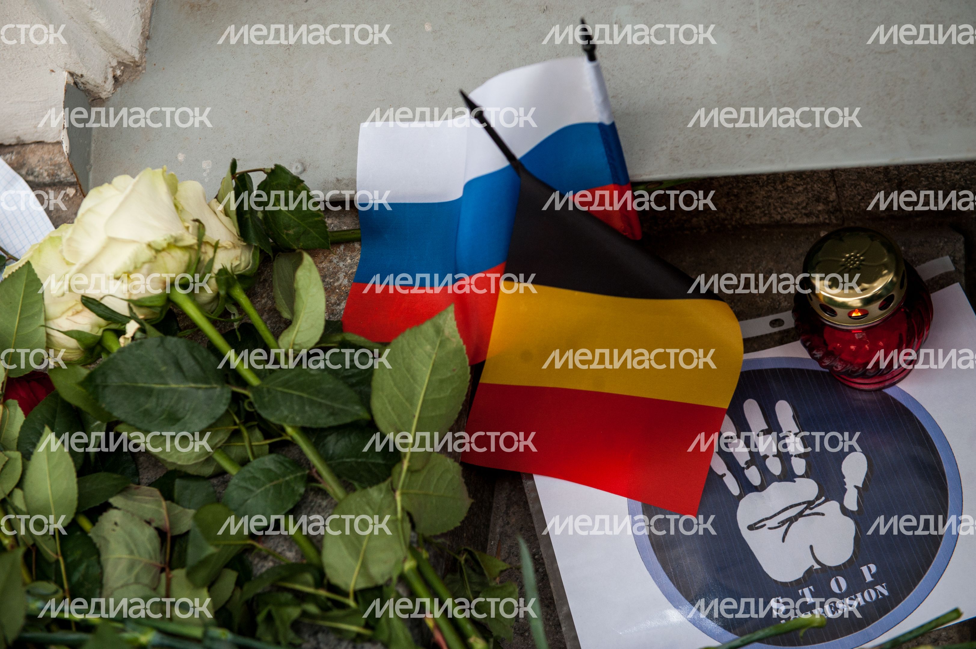 Москвичи несут цветы к посольству Бельгии