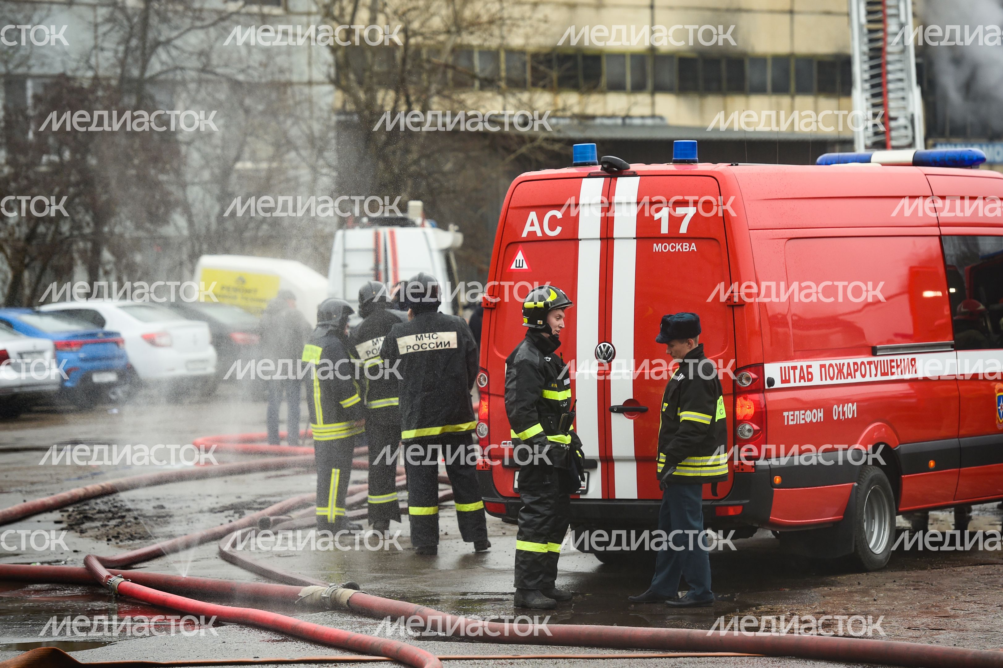 Пожар в складском помещении на улице Маршала Прошлякова в Москве