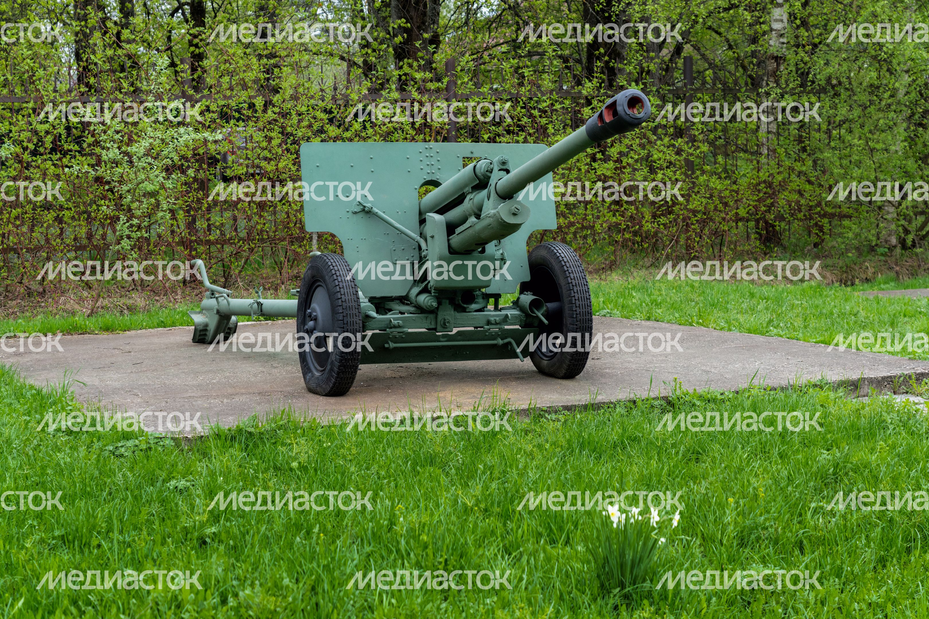 Артиллерийское орудие у Ленино-Снегиревского военно-исторического музея в Ленино округа Истра Артиллерийское орудие у Ленино-Снегиревского военно-исторического музея в Ленино округа Истра