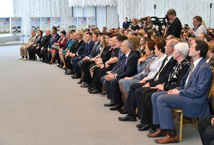 А. Воробьев вручил награды в честь Праздника весны и труда
