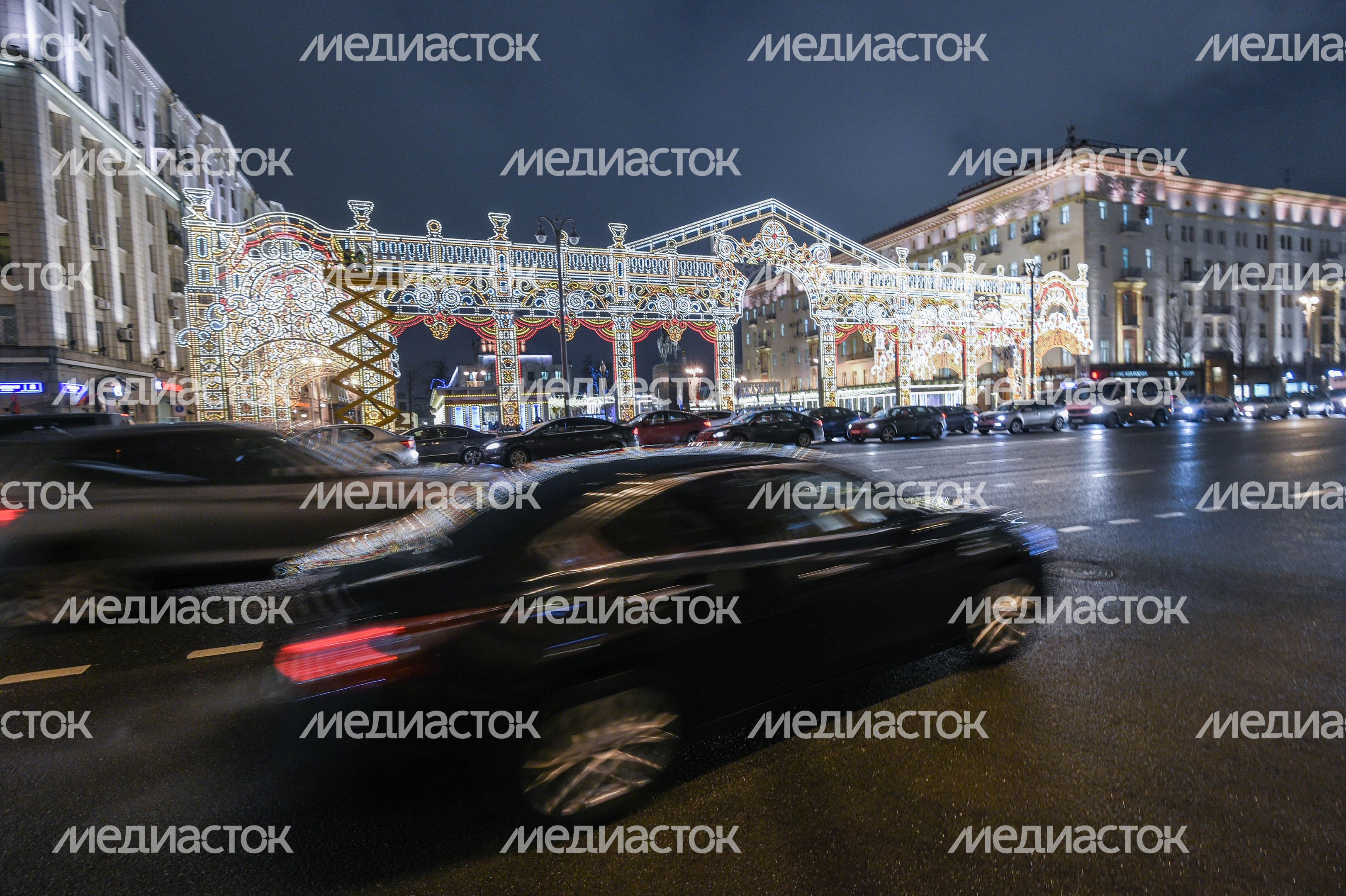 Включение подсветки новогодней арки в стиле театра «Эрмитаж» в Москве