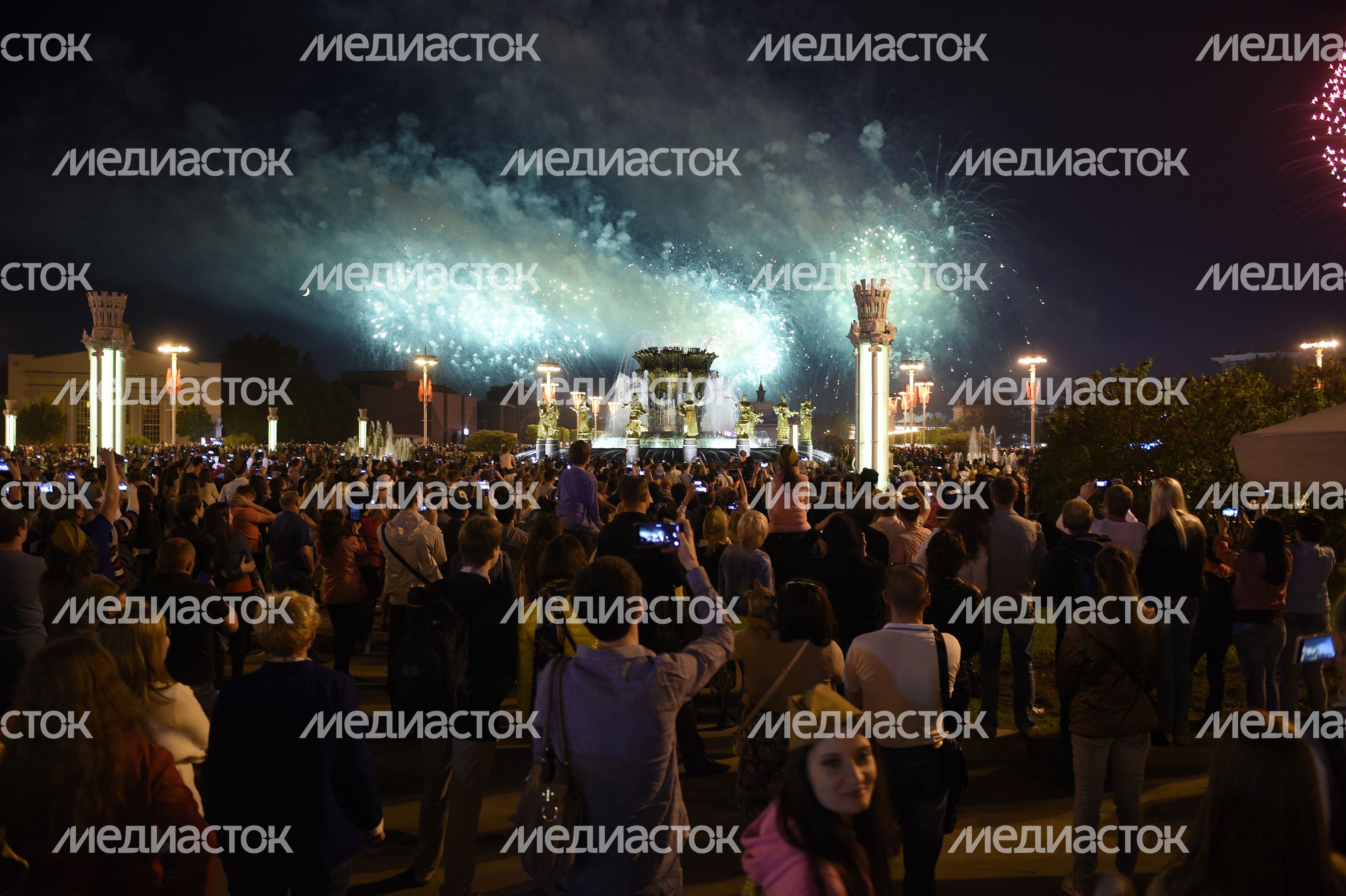 Салют в честь Дня Победы на ВДНХ в Москве