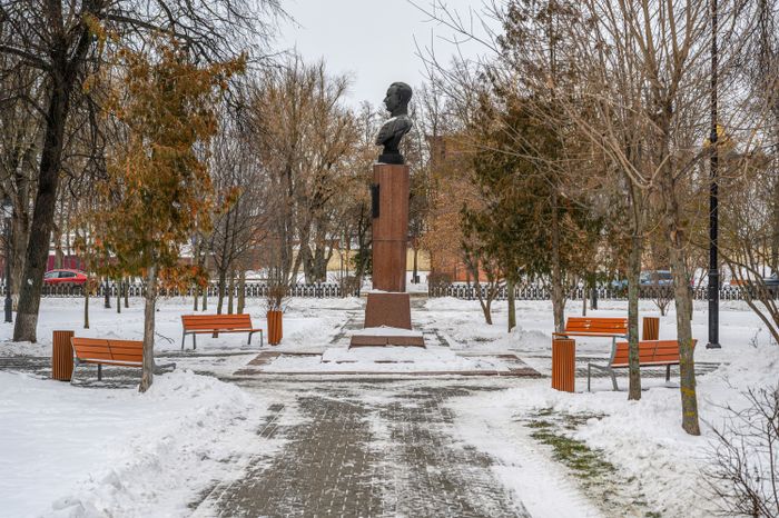 Бюст дважды Героя Советского Союза В.А. Зайцева в сквере его имени в Коломне