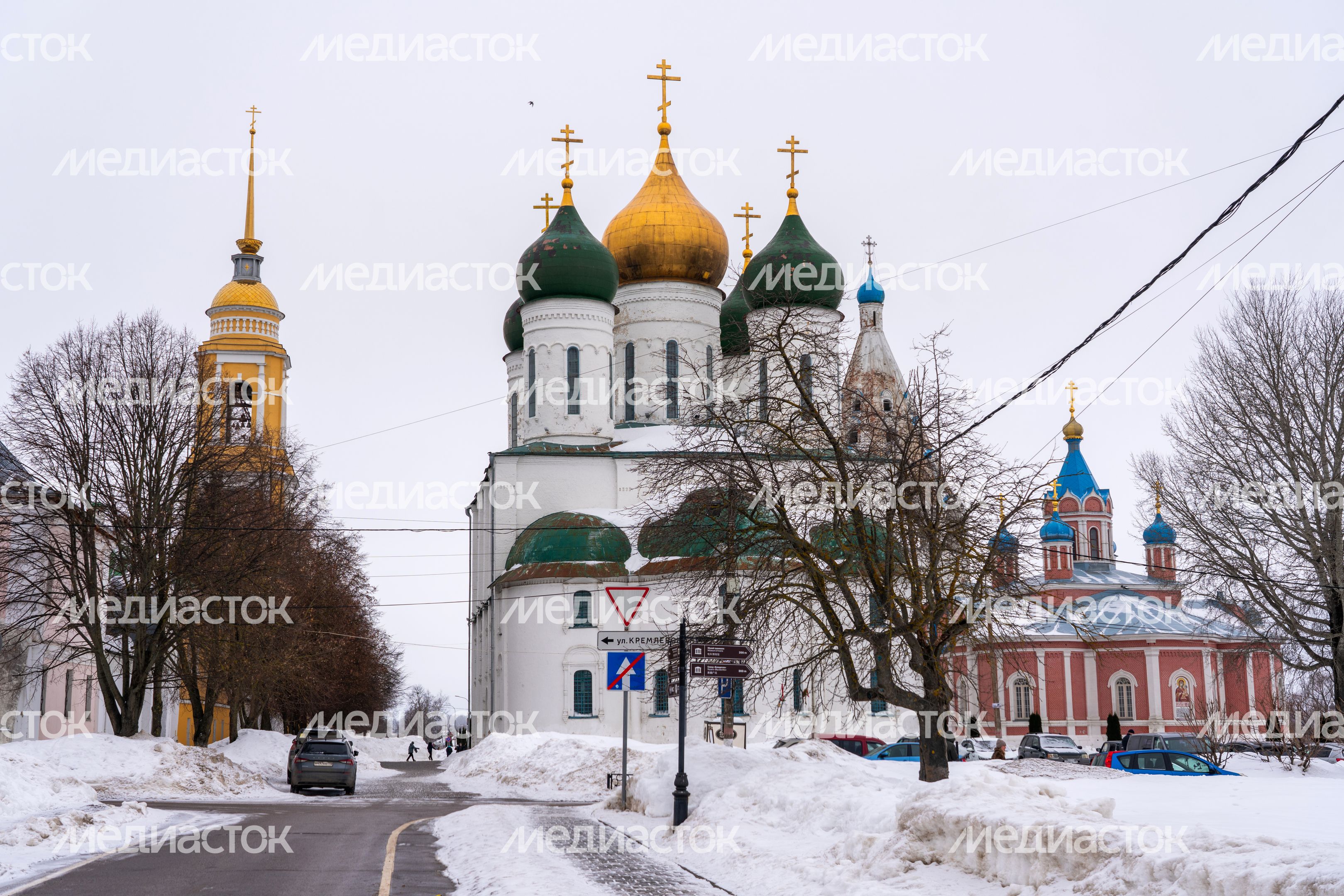 Русские православные церкви на Соборной площади Коломны Русские православные церкви на Соборной площади Коломны