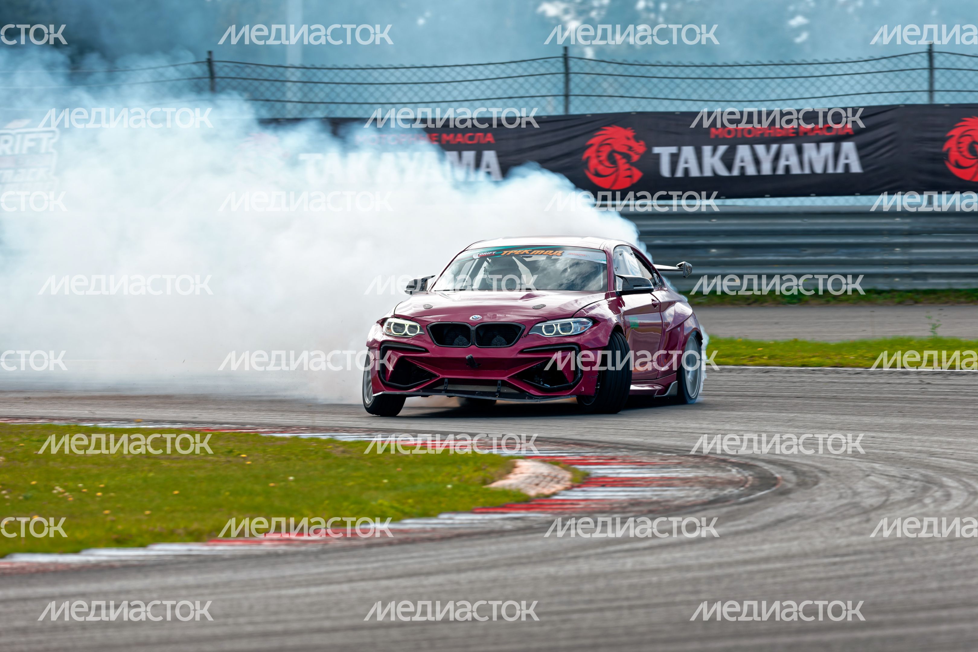 Дрифт-гонка автомобилей по автодрому Moscow Raceway на фестивале «Дрифт Экспо» в Волоколамске