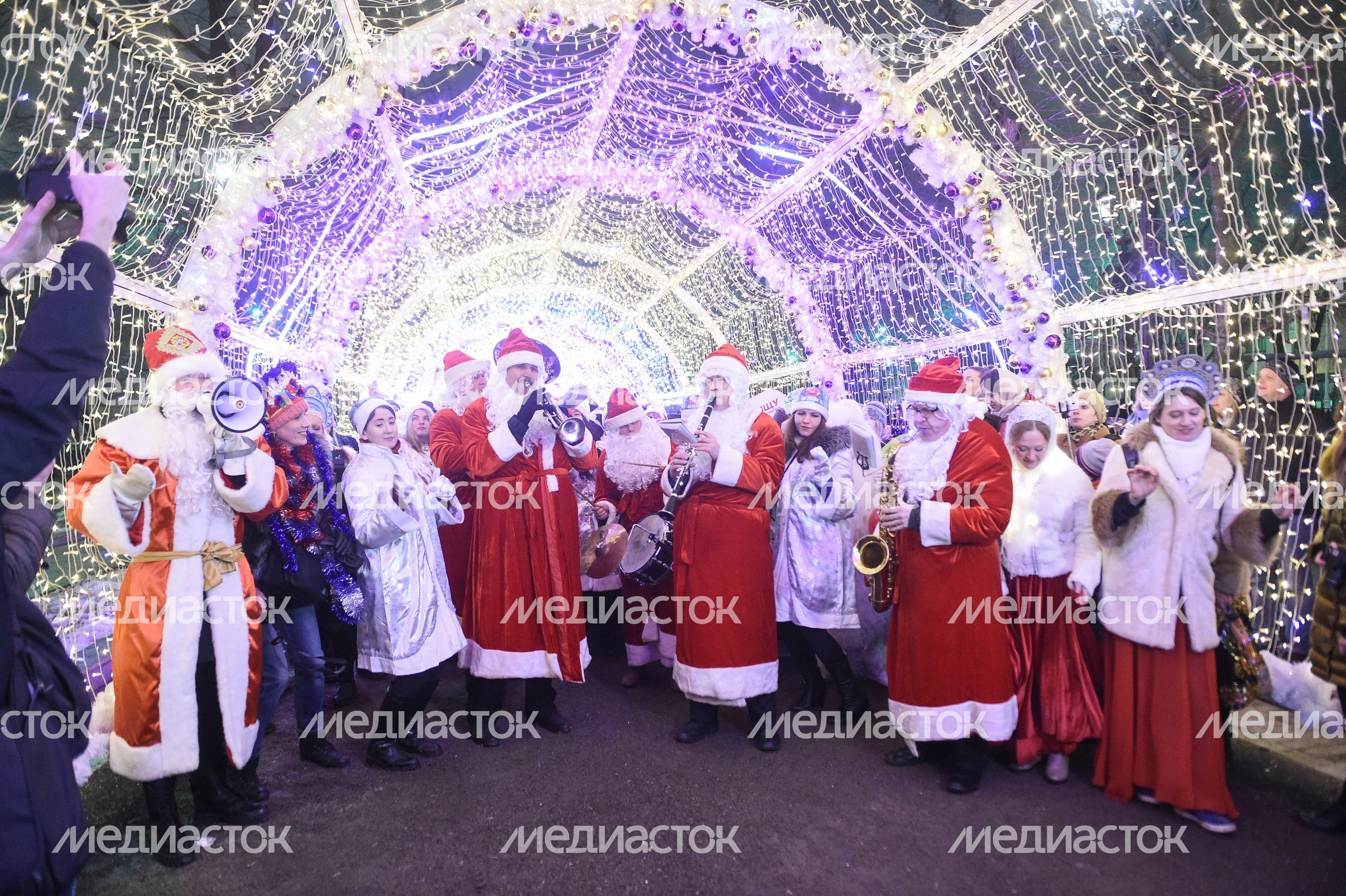 Парад Снегурочек в Москве