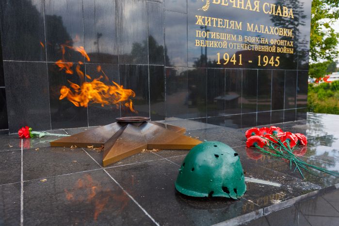 Мемориал погибшим в Великой Отечественной войне в сквере Победы поселка Малаховка округа Люберцы