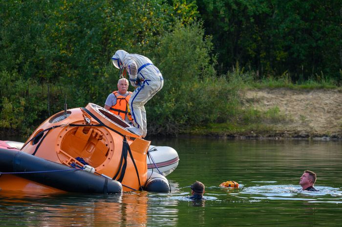 Тренировка космонавтов по действиям после посадки на водную поверхность в Ногинском спасательном центре МЧС России