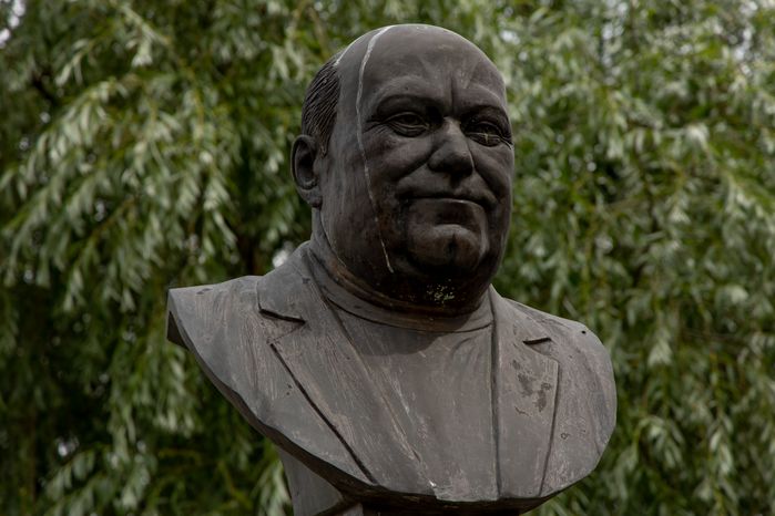 Памятник Н.Н. Лазурину