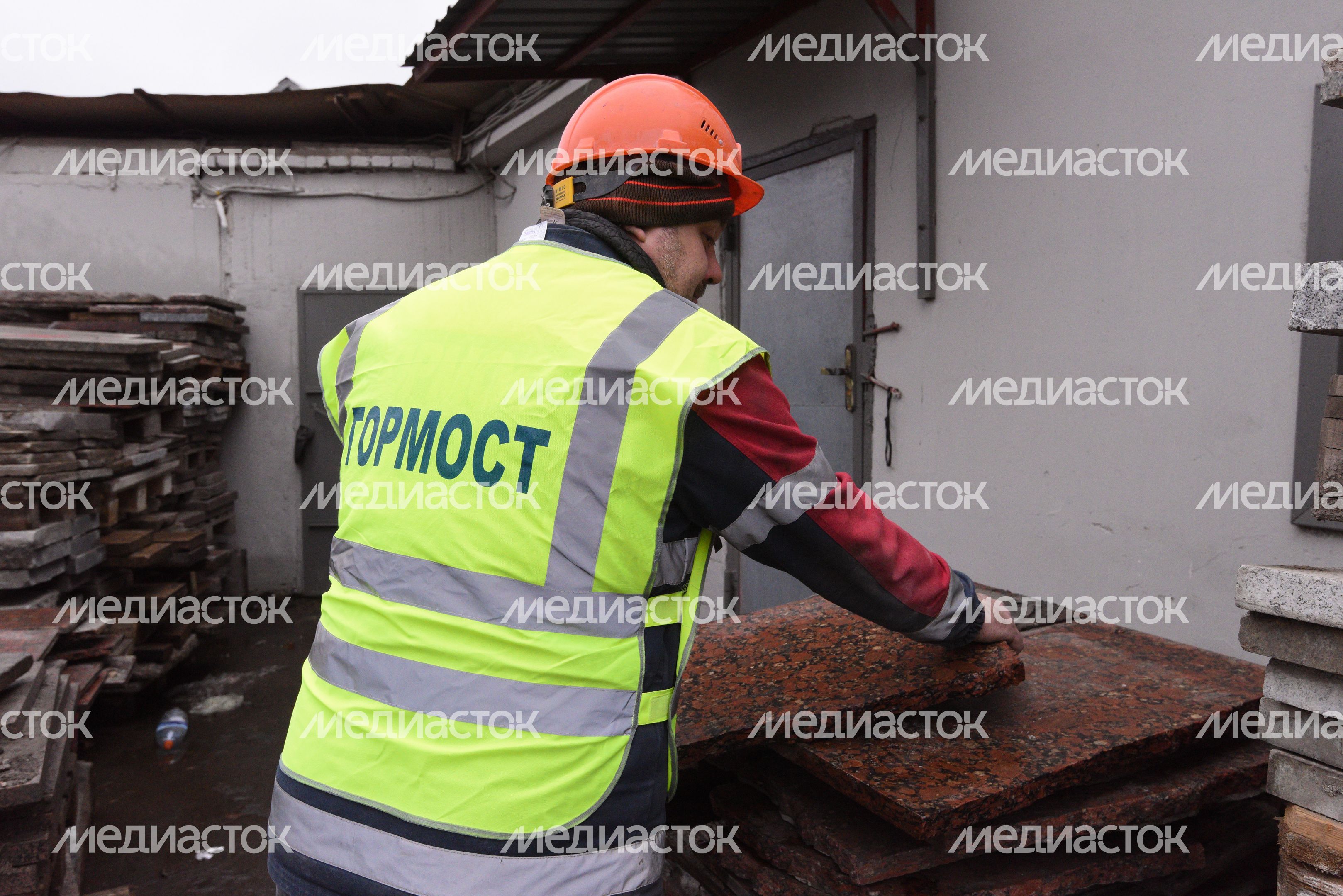 Процесс обработки гранитного камня специалистами ГБУ «Гормост» для облицовки стен подземных пешеходных переходов в Москве Процесс обработки гранитного камня специалистами ГБУ «Гормост» для облицовки стен подземных пешеходных переходов в Москве